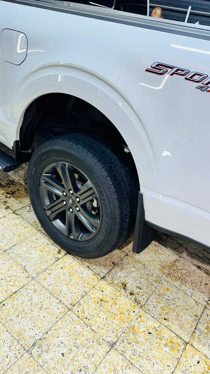 سلام عليكم  بيكم فورد F_150 البيع 
موديل 2023 فول مواصفات 
السيارة رقم بغداد محرك 3500 دبل تيربو
لون سموكي 
جاهزه من كلشي وكلشي 
مواصفات سيارة 
1_ شاشة جبيره 
2_ 5 كامره 380 درجة 
3_ حساسات 380 درجة 
4_ رادارات امامي  و جانبيه 380 درجة 
5_ كشنات جلد كهرباء وخزن ميموري تدفئة و تبريد 
6_ كير كهربائي 10 نمر 
7_ وضعيات القيادة أكثر من 7 وضعيات ( جبلي و صحراوي و إقتصادي و طبيعي و و سبورت و سلس و صخري و ممطر ) 
8_ فور ويل
9_ إطفاء ذاتي 
10_ سايد بريك بصمة
11_ لايت زنون ولد بك لآيت لد
12_ جنطه كهرباء 
13_  غلاف بدي 
14_  تشغيل عن بعد 
15_ اناره بلمري وكهرباء
16_ ودوسات جانبية كهربائي
17_ فتحة جام خلفية كهرباء 
18_ منافذ كهرباء 220 فولت  وكذلك 110 فولت بكل مكان بالسيارة 3 منفذ بالبدي طلب خاص
19_ بصمات دخول أبواب و رمز سري
20 _ أشار  وكامر ترحيب بل مري 
21_ أنار محيطة 360 درجة 
22_ سترين كهربائي وتدفئة 
23_ شحن واير ليست 
24_ ميز طعام 
25 _ توقف ذاتي 
26_ كاربلي
27 _ تحديد مسار 
28 _  ويل 22
29_ فتحت ساقف بانوراما 
حادثة دعاميه ورأس البنيد سستم بلادي حتى دعاميه مال تفصيخ 
مكان الأنبار الرمادي رقم ***********/ *********** سعر خاص
