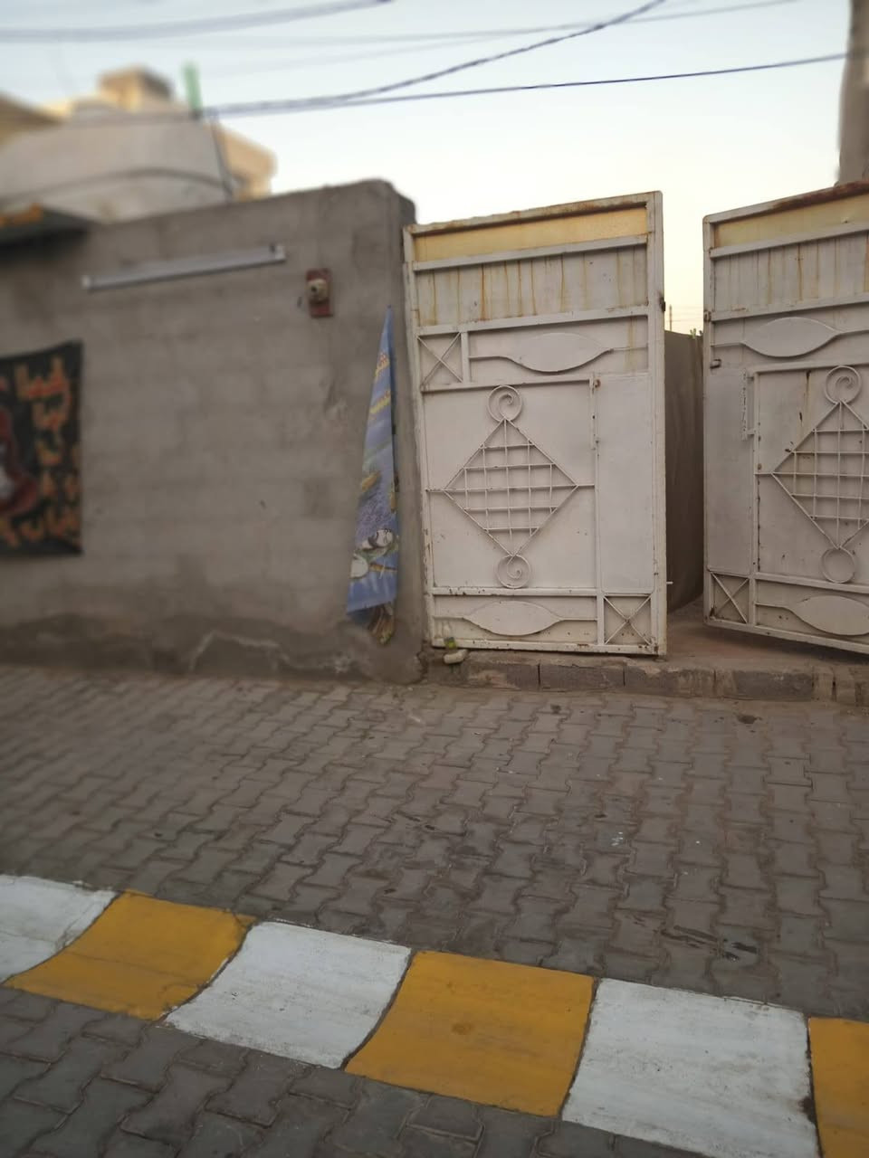 السلام عليكم قطعه أرض للبيع ٢٠٠م سبع قصور شارع كريش قرب اسواق ابو موسى 
مسيجه بناء محل وملحقاته 
كامل الخدمات 
السعر ٤٥ وبي مجال 
رقم الهاتف ***********
