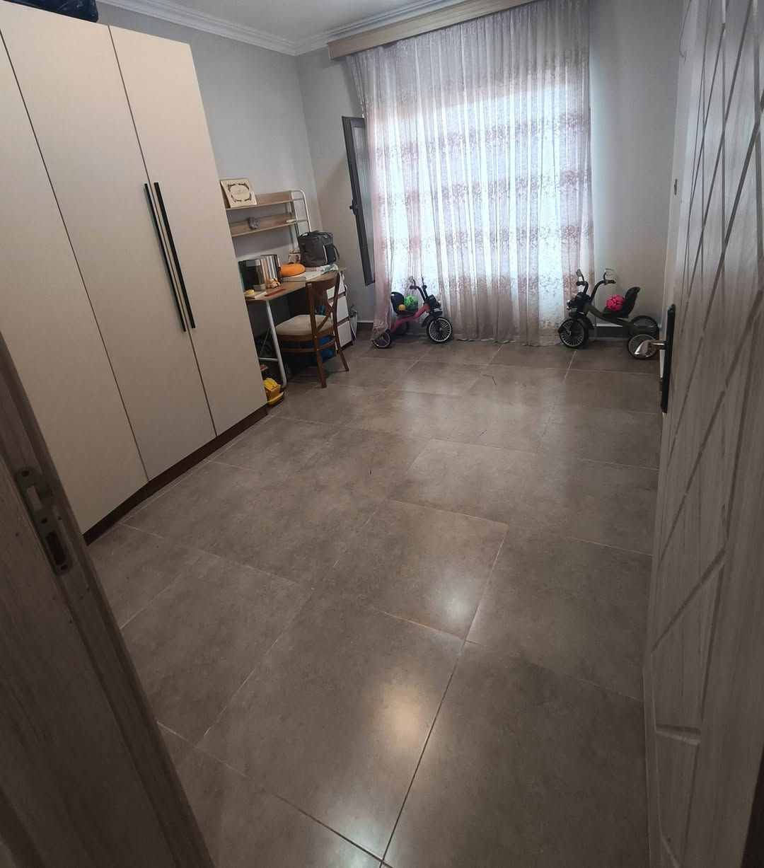 السيدية /مجمع المحبة السكني 🏡
شقة للبيع طابق أرضي بمساحة 103م بتصميم عملي ومريح:
🔹 غرفتين نوم
🔹 صالة واسعة
🔹 مطبخ مجهز
🔹 حمّام أنيق

✨ تشمل التجهيزات والخدمات:

كهرباء وماء وصيانة وحماية على مدار 24 ساعة
كاونتر، مرشحة، طباخ
3 سبالت وسخان

السعر185مليون فقط كاش 💰
📞 للتواصل والاستفسار: ***********

لا تفوّت فرصة السكن في مجمع متكامل وآمن يناسب العائلة 👨‍👩‍👧‍👦
