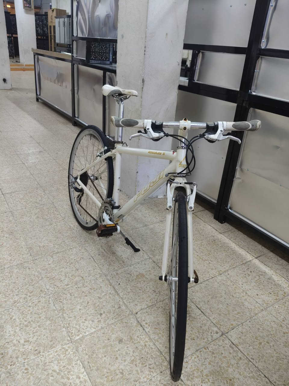 السلام عليكم 
متوفر دراجه ماركه FUJi
Fuji c700
الدراجه ماركه يابانيه🇯🇵🇯🇵
السستم Shimano Altus
الخلفي 8 والامامي 3 
نظافه الفريم 98%
حجم الفريم 47
الصنع تايوان 🇹🇼
الموقع موصل نبي شيت 
يوجد توصيل 
تواصل *********** وات ساب
السعر 140 الف دينار
