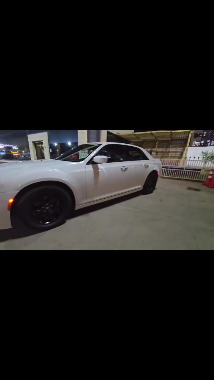 السلام عليكم
كرايسلر S300 موديل 2016  وارد امريكي بيها جاملغ وبنيد ولغد مبدل
وشويه بارد بجاملغ الخلفي سياره S فول مواصفات معروفه مواصفاتها بس بانوراما مابيها دمام بصندوك كشن حضن كشن كهربائي تدفئه ويل 18 وتخم تاير مكينه 3.6 مكينه وكير وحداده بلكارتون سياره جديده وحلوه لايت عدسه زرع عين حمره شرط نهار رقم اربيل سنويه منتهيه 
مكان السياره البصرة 
السعر 145 قفل بيها فقط حق جيه
 تفاصيل اكثر اتصل على رقم بي واتساب واتصال ***********
