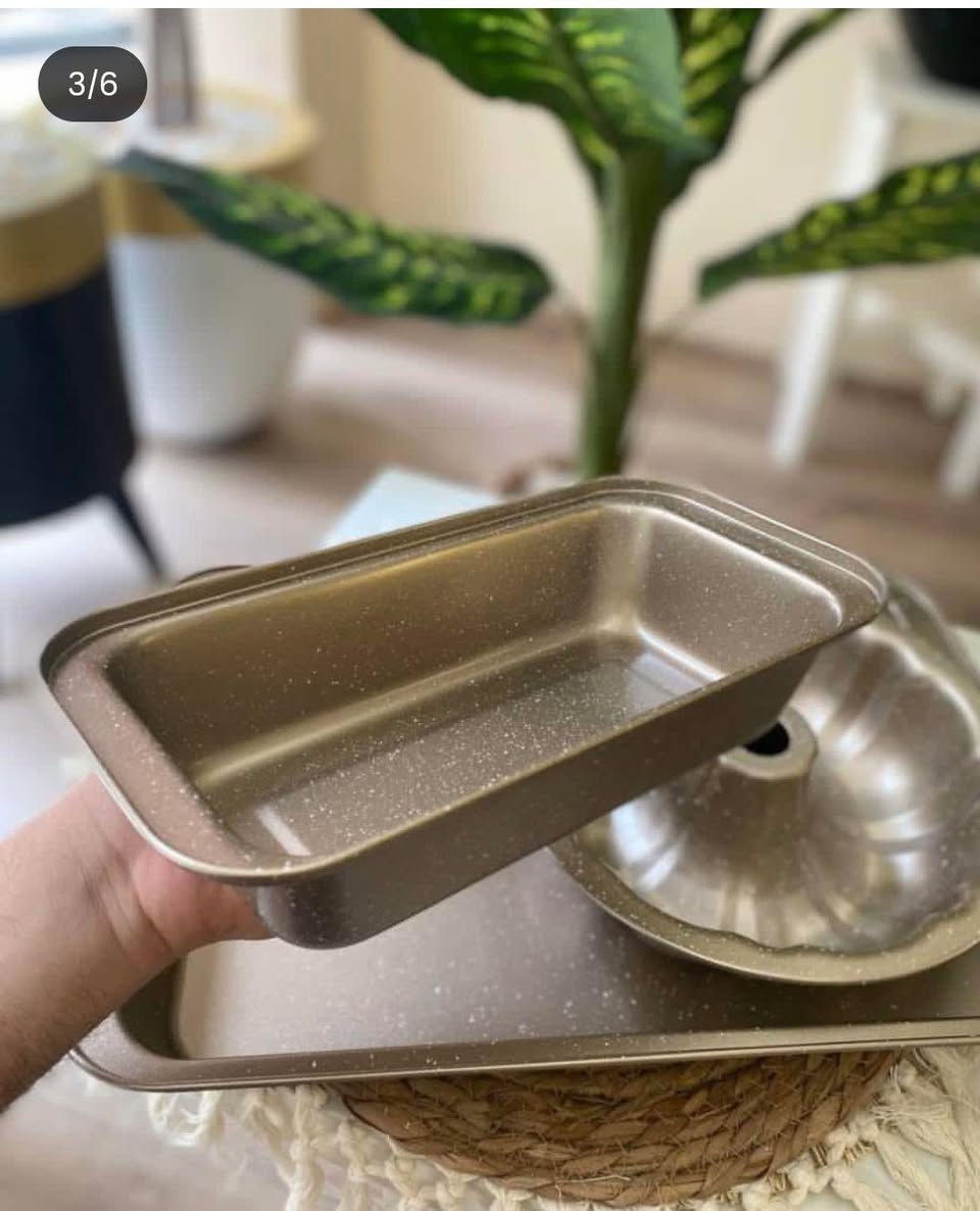 الف رحمه على روح امه وابو الي يعلقلي هذا باب رزقي الوحيد 
طقم قوالب خبز وكيك غرانيت (3 قطع) لون برونزي ملكي
طقم احترافي متكامل يجمع بين التصميم العصري والوظائف المتعددة، مصمم ليغطي كافة احتياجاتك في الخبز وصناعة الحلويات بلمسة جمالية مميزة.
• تصميم عصري: يتميز بلون برونزي أنيق مع تأثير حبيبات الغرانيت ليعطي مظهراً فخماً لمطبخك.
• تنوع في الاستخدام: يحتوي الطقم على ثلاثة أشكال أساسية (دائري مجوف، مستطيل عميق، صينية مسطحة) لتناسب مختلف أنواع الكيك والمعجنات.
• حواف انسيابية: مصمم بحواف عريضة ومنحنية تضمن سهولة الحمل والتحكم عند الإخراج من الفرن.
• توزيع حراري متوازن: القوالب مصنعة لضمان نضج متساوي للمخبوزات بفضل تصميمها الهندسي.
• سهولة التخزين: يمكن وضع القوالب داخل بعضها البعض لتوفير مساحة كبيرة في خزائن المطبخ.

المواصفات:
• المادة: معدن مطلي بطبقة غير لاصقة (تأثير الغرانيت).
• اللون: برونزي / ذهبي مطفي منقط.
• النمط: طقم من 3 قطع مختلفة الأشكال.
• الأبعاد: الصينية 43*28 سم
                الصغير 25*13 سم
                الدائري قطر 24سم
• 1 × قالب كيك دائري مجوف (Bundt Pan) بنقشة مضلعة.
• 1 × قالب توست وكيك مستطيل (Loaf Pan).
• 1 × صينية خبز مستطيلة واسعة (Baking Tray)
للحجزوالاستفسارمراسلةالصفحهتتوفرخدمةتوصيللجميعالمحافظات. سامراء, صلاح الدين


**إذا كنت صاحب هذا الإعلان وتريد حذفه لأي سبب، رجاءا أرسل رسالة إلى الدعم الفني**