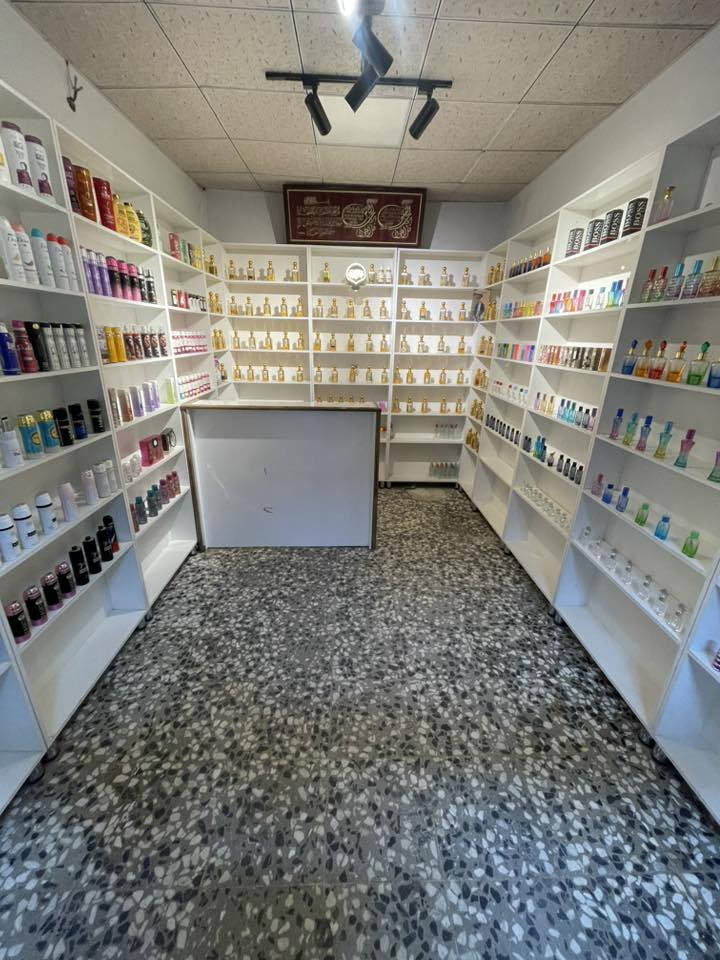 السلام عليكم ورحمة الله وبركاته 
المحل معروض للبيع مع الغراض كامل 
بي كوزمتك وبي عطور مركزه اصليه 
شغله خير من الله 
موقعه ركن مقابل ابو رقيه الكصاب
مقابل اسواق سنتر الثعالبة 
ركن الي قبل شارع السوك 
تواصل خاص او عبر الرقم 
***********
