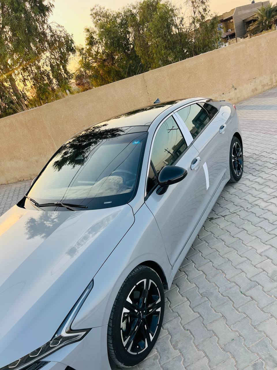 سلام عليكم
‏Kia K5 Gt-line
كي فايف جيتي لاين 2023 
رقم بغداد  سنوية وهزة كله جديد
 اللون اسمنتي
المحرك 1.6 تيربو
ماشية 32 ميل
بانوراما 
تشغيل عن بعد
رادارات امامية وخلفية وجانبية 
نقطة عمياء 
قيادة ذاتية :::::::::::
دخول ذكي
كروس مثبت سرعة 
شاشة كبيرة 
شحن لاسلكي 
هند بريك كهربائي 
بصمة 
اشاير بلمري 
كامرة دواره
4 انضمة قيادة 
اوتو هولد 
ترحيب بل اليدات
كشنات كهرباء 
داخل اسود  
وارد أمريكي حادثه جاملغ وبنيد ولباب مال سايق صبغ توحيد لون بدون معجون بدون ضربه 
 ( صور الحادث مع السونار موجود )
 السعر خاص شراي يتصل لو يراسلني 
***********
مكان سياره كوت
