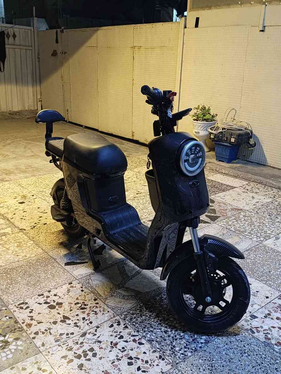 سلام عليكم دراجه شحن R9 جديده جدا كفرات كاربون فايبر يدات بريك يراضيه ماشيه 5780 تايرات جديد السعر 375 وبيه مجال بسيط رقم الهاتف ***********
