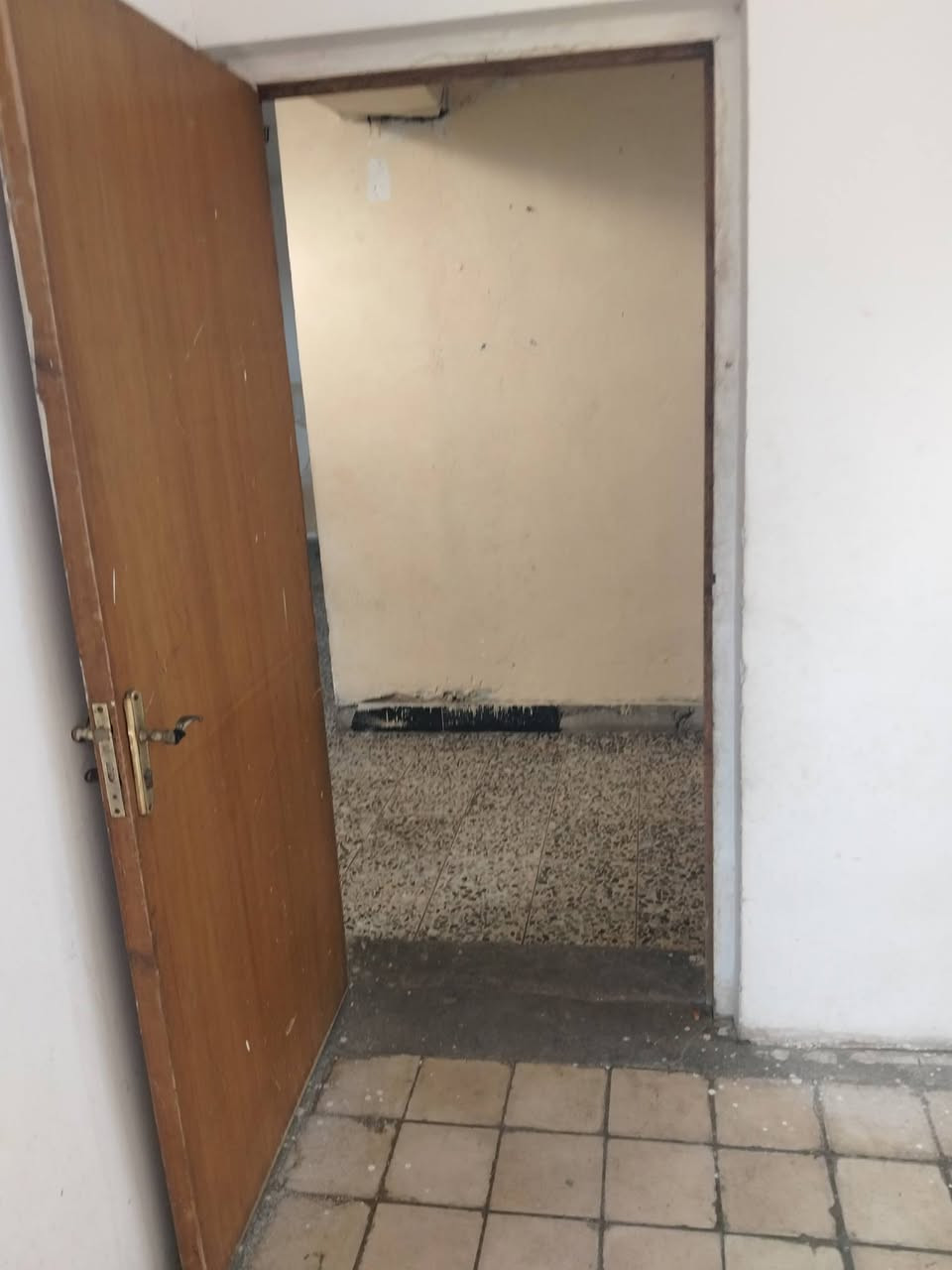 مشتمل للاجار مسحمتة 100 متر
يحتوي علي غرفتين و صحيات و صطح
طابق ثاني  قرب أسواق الصباح 
للاستفسار
***********
