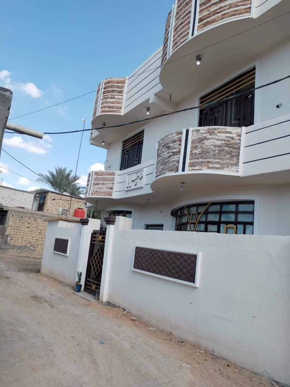 بيت للبيع بمساحة 129 متر طابقين بناء حديث درجه أولى طابو زراعي سند 25  اقرار محكمه يحتوي الطابق الأول على غرفة نوم و استقبال و صاله وصحيات داخلية وخارجية يحتوي الطابق الثاني على غرفتين يبعد عن الشارع 150 متر تتوفر كافة الخدمات بسعر 115 قابل للتفاوض العنوان شارع السيدة زينب منطقة الجرية للأستفسار  *********** / ***********
