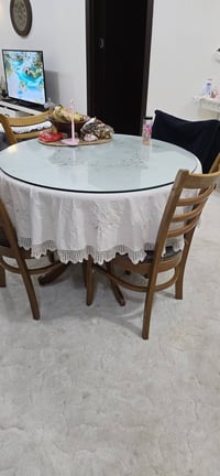 ميز طعام • خشب • كرسي مكسور