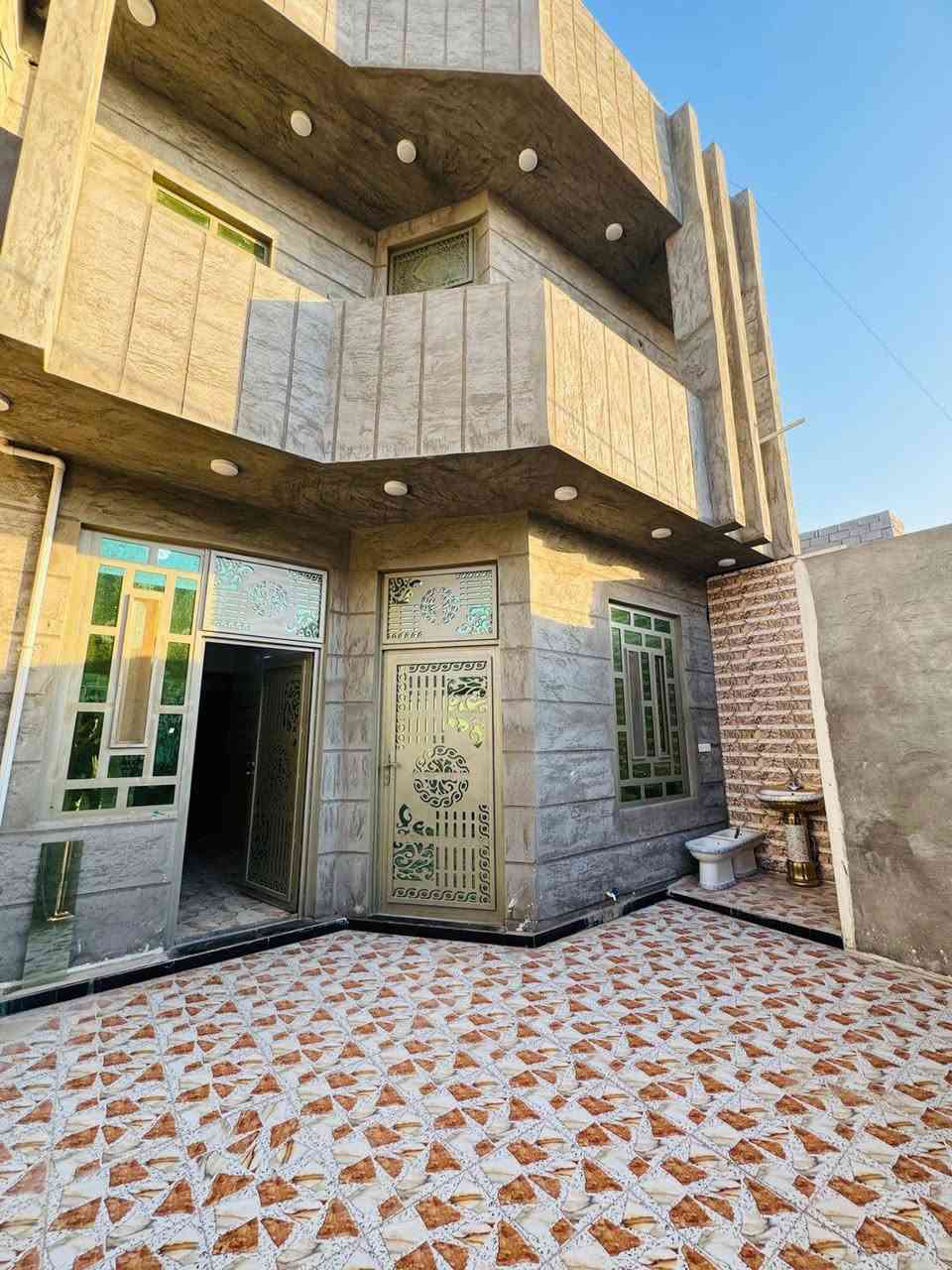 بيت طابقين للإيجار في شارع 40 قرب جامع الواثق
يتكون من :
-مطبخ
-صالة 
-ثلاثة غرف
-إستقبال 
-مخزن
-صحيات عدد 4 داخلية و خارجية
للإستفسار الأتصال على الرقم التالي 
***********
