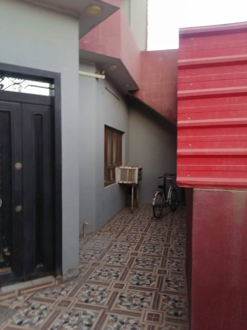 إعلان.. إعلان 
........ دار زراعي للبيع........
المساحة 200 متر طابقين.....
العنوان الصيادة.....
يتكون الدار من......

استقبال....... هول داخلي.... مطبخ حار بارد...... غرفتين نوم 
مناور عدد 2..... مجمع صحيات ...... 
للعلم درج داخلي وخارجي 
طابق ثاني 
غرفة نوم .... واستقبال .... مطبخ ... حمام.. تواليت 
البيت فول سيراميك وسقوف ثانويه 
للاستفسار عن السعر يرجى الاتصال على الرقم التالي 
***********
