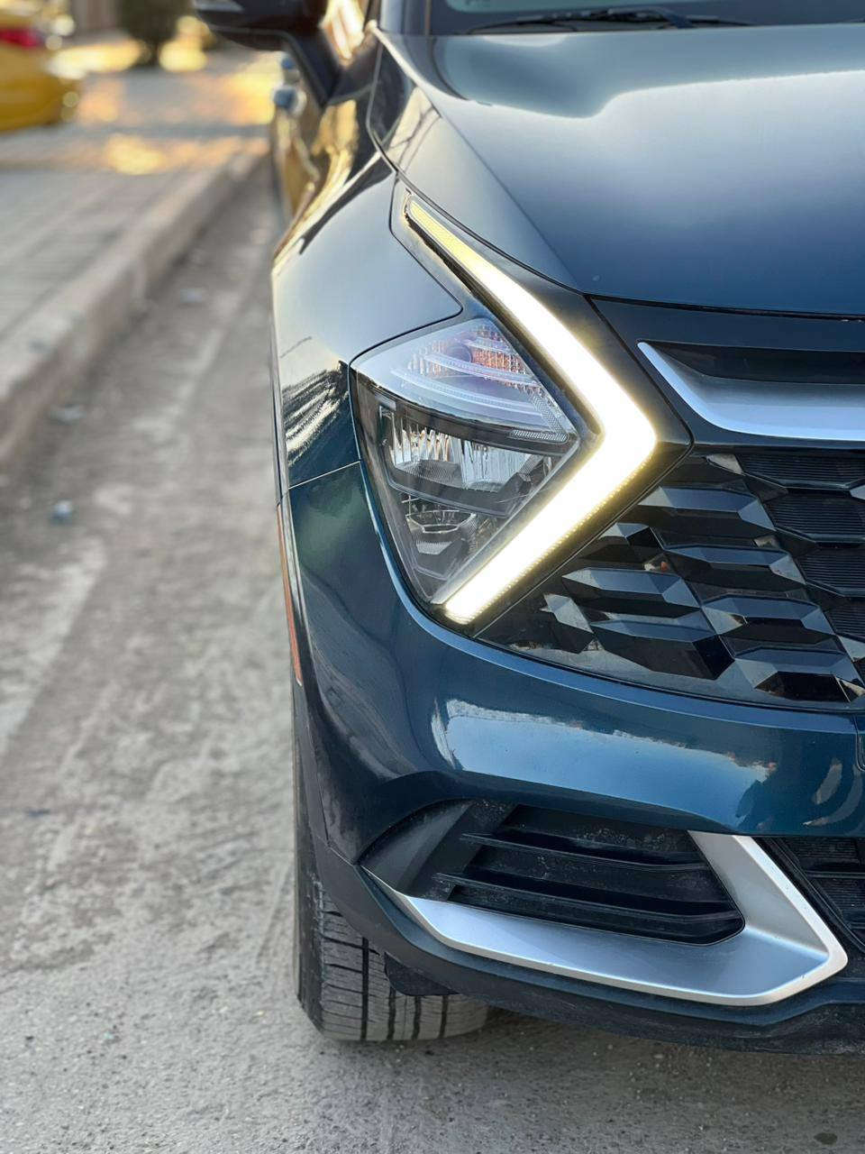 Kia Sportage Hybrid 2023
مواصفات السيارة 
1.حساسات أمامية خلفية جانبية
2.رادارات أمامية جانبية
3.اشاير بل مري
4.نقطة عمياء 
5.عدسات زينون 
6.كشان جلد
7.تدفئة كشنات
8.هيتر ستيرن
9.أربع مودات قيادة 
10.شاشة العدادات ذكية متصلة 
11.تحديد مسار 
12.قيادة ذاتية
13.دفع رباعي 
14.نضام نزول منحدرات 
15.گير ماوس 
17.أوتو هولد
18.كامرة خلفية
19.گير ماوس 
20.شاشة تحكم التبريد و الاوامر 
21.شفتات ستيرن 
22.بصمة تشغيل 
23.مثبت سرعة 

.بعد هواي مواصفات دواخل السيارة جداً مميزة بل لون النيلي و الأبيض مرقمة بغداد بأسمي و تحويل على مزاجك 
السيارة چاملغ أمامي مصلح بدون أيرباك السيارة كلش حلوة 

سعر السيارة 215$

للاستفسار .***********
