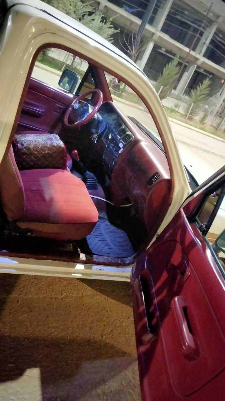 توێتائەڕنەب بۆفرۆشتن 2003 مەکینە بەخاخ گێڕومەکینەی‌بەشەرت مەکینەی نەکراوەتۆ کامل بۆیاخە شانێکی سایەقی پێوەیە چوارتایەی لۆکی بۆبەسراوە               ئاڕمی کۆنی هەولێرە لەمەفرەزا کێشەی نیە  ***********
