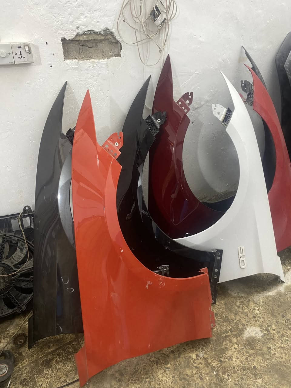 السلام عليكم
متوفر قطع غيار موستنك اصلي تفصيخ 
دعاميات بنايد جاملغات 
قطع تزويد هدرز كزوز موستنك 
متوفر لويات ريسنك. 
المنصور دور السود 
للاتصال ***********
