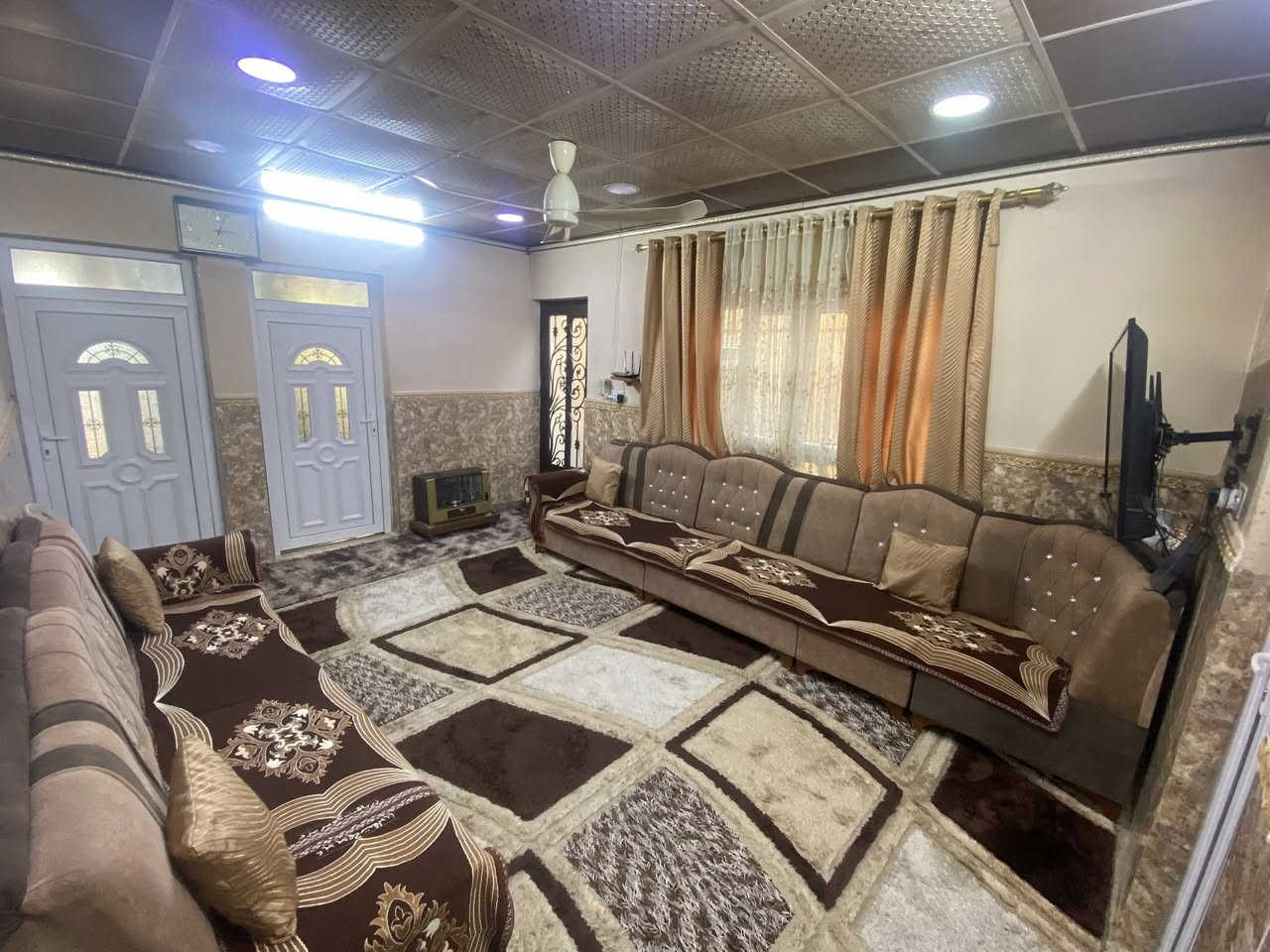 الدار للبيع في حي السلام سند طابو باسم البايع 
المساحة 150 متر طابق واحد 
يتكون من غرفتين وهول واستقبال ومطبخ وصحيات
السعر 120مليون
التواصل 
***********
