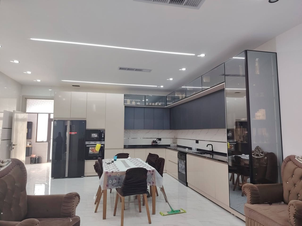 کۆد 35
 بۆ فروشتنە خانووی 200 متر

چوار ژوور خەو ـ میوان ـ چێشتخانە ـ
  دوو سەرئاو دەرەکی و ناوەکی ـ گەرماو 
شوێنێکی خۆش و کۆڵانی پان و کونکریت و ئاو و کارەبای باش 
کامل خزمەتگوزاری

شوین،،کرکوک 
بۆ زانیاری زیاتر ژمارە [ 4 ] بنێرن 
وەڵامتان دەدرێتەوە 
***********
ـــــــــــــــــــــــــــــــــــــــــ.
 
🏠 كود 35

للبيع – مساحة 200 متر 

📍 المواصفات:

يحتوي على اربع غروف نوم + غرفة استقبال (ضيوف) + مطبخ

تواليتwc  (خارجي وداخلي) 

موقع ممتاز في منطقة هادئة بشارع عريض ، کامل خدمات

📍 الموقع: كركوك

📞 للاستفسار: أرسل الرقم [٢] وسيتم الرد عليك

***********
