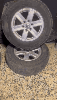 تخم ويل هوه والتايرات بي تايرات مشلن نص عمر الوياله حيل نظاف لا شخط ولا تعديل ولا اي ضرر بيهن حيل جدد الوياله حجم ١٧ فتحتهن من سيارتي فورد f150 
2023 
***********
بغداد العامرية
السعر ٣٧٥
