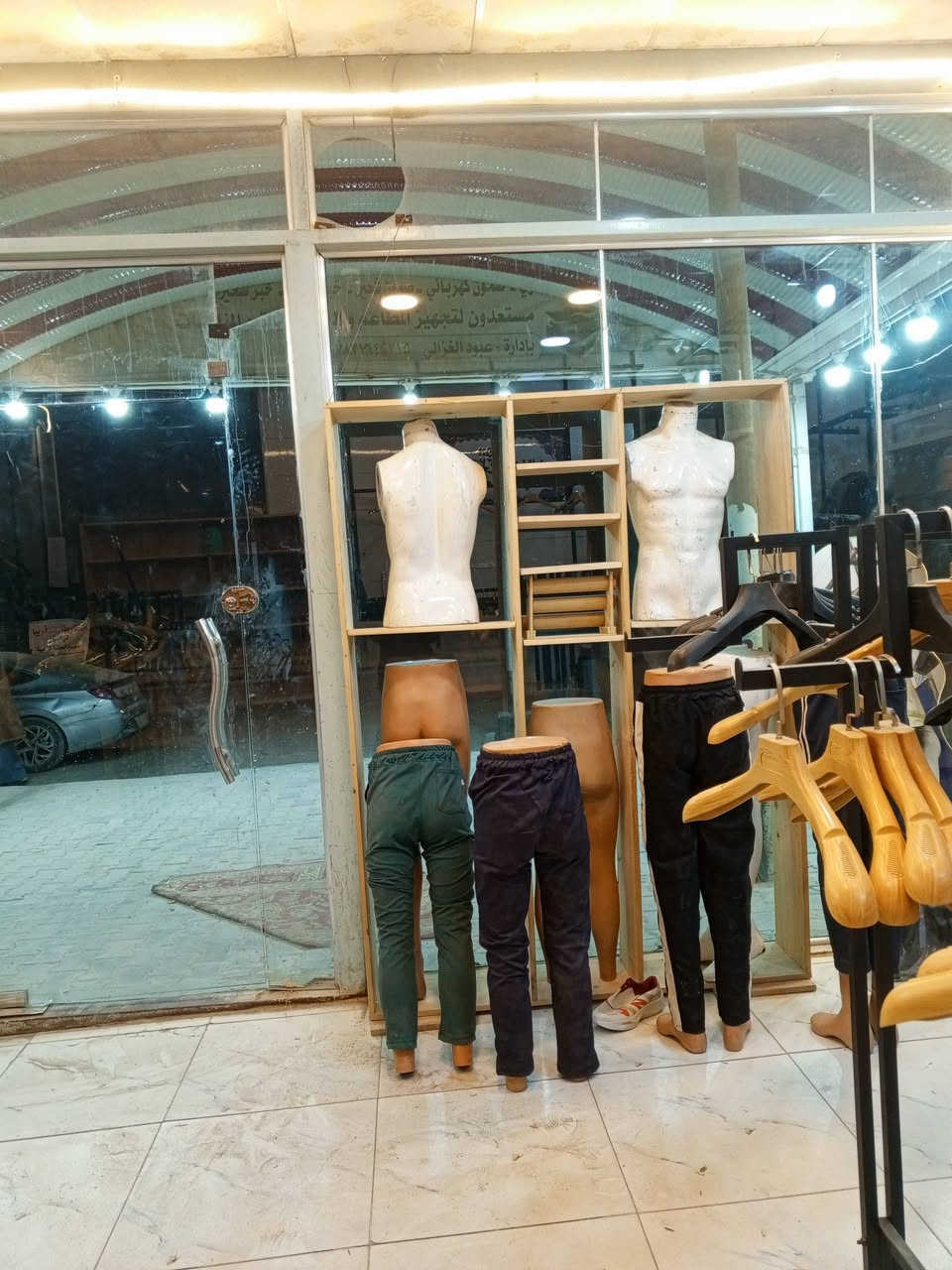 ديكور ملابس للبيع كامل مكمل ويا شاشه وكامرات ستاندات عنكبوتي 2 رفوف ملكانات  مكاني نجف  تواصل ***********
