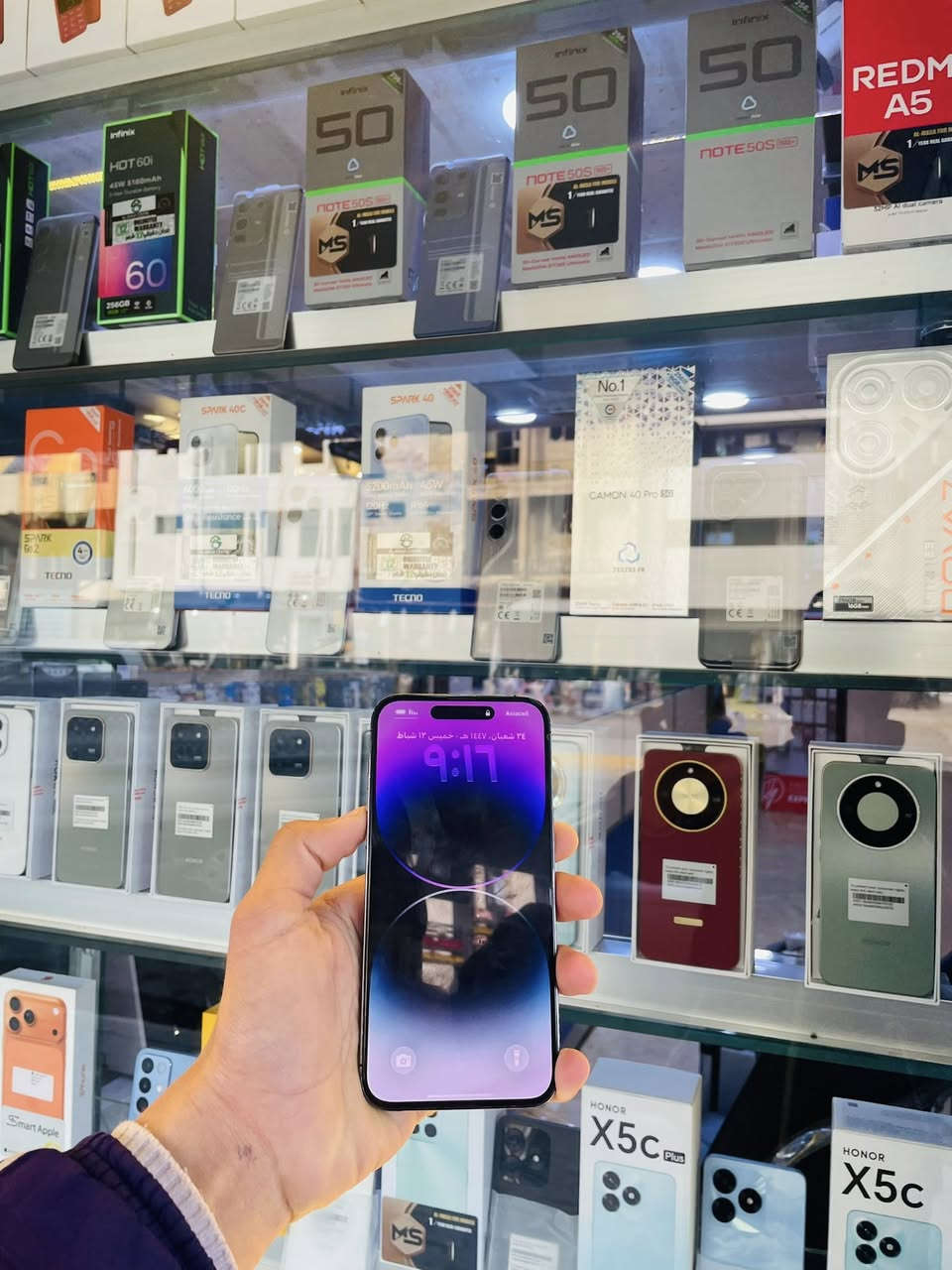 السلام عليكم للبيع ايفون 14برو ماكس
الجهاز بلادي مامفتوح 
بطاريه 85
الجهاز كله شغال ومكفول 
فقط بي سواد خفيف بزاويه 
فيس ايدي شغال 
بي فطر خفيف بضهر 
للبيع بسعر ٦٢٠🔥
للتصل***********
