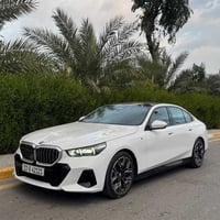 اعلان بيع  530i  M  2025  سيارة خليجية عروش  بيها ضمان صيانة ٤ سنوات  ...