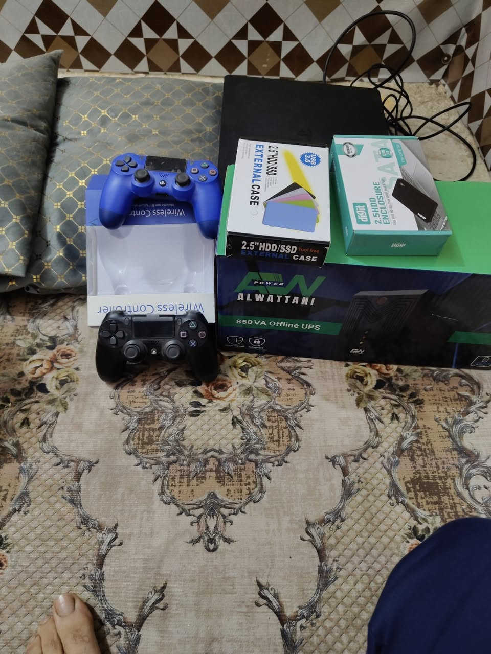 السلام عليكم..بلي 4سلم مهكر استخدام شهر وياغراضه كامله جوستك عدد 2 وجهاز يوبي اي اس جديد حجم 850 وهاردات عدد 2 واحد حجمه تيره والثاني 500 العاب بي مفوله تقريبا 40 السعر 325وبي مجال الاتصال عل الارقام ***********..***********.نجف حي المكرمه قرب مجمع العائله أو صيدلية البلد الامين بالفرع
