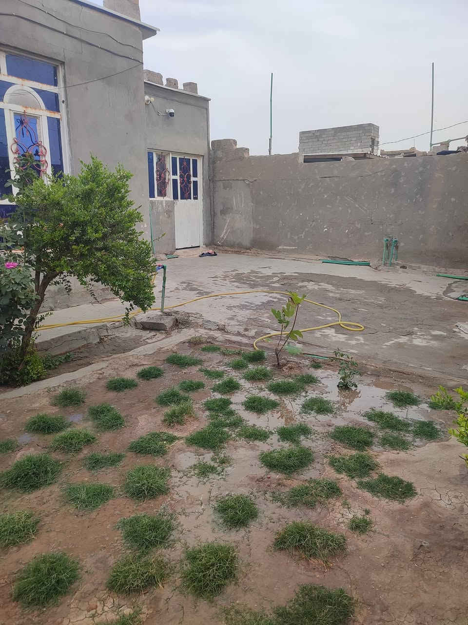 سلام عليكم عندي بيت للبيع بحي الشرطة الشارع الاول مساحه 260السعر 38ويرهم مراوس الاستفسار الاتصال على الرقم ***********
