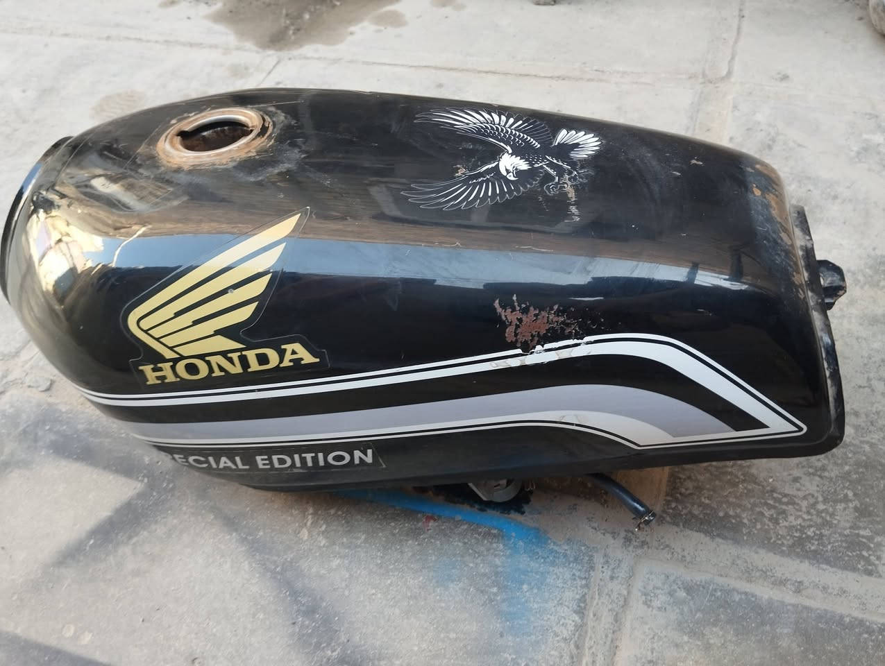 السلام عليكم تانكي نامه نضيف وكلشي مابي ب 10 وصالنصه هونده كتابه حفر بيه خرخشه خفيفه ب 10 مكاني ناصريه مركز ***********
