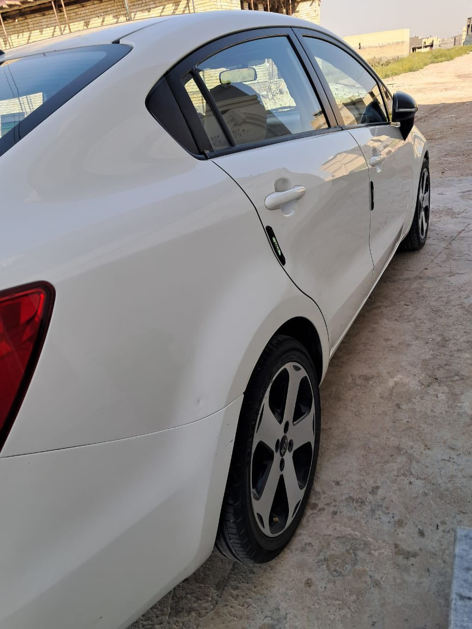 السلام عليكم
كيا ريو ٢٠١٢ للبيع 
كفالة عامة عدا الجاملغ الامامي الايمن، محرك ١٦٠٠قطرتين ،شاشة،كاميرا خلفية ، منظومة زنون ، هزتها ما نافذه، رقم انكليزي ، دوشمة جديدة ، تخم تايرات جديد ، باتري جديد ، سنوية لغاية٢٠٢٧ ، تبريد ثلج  السعر ٩٥ وبيها مجال بسيط 
السيارة بأسمي 
المكان /بغداد
***********
