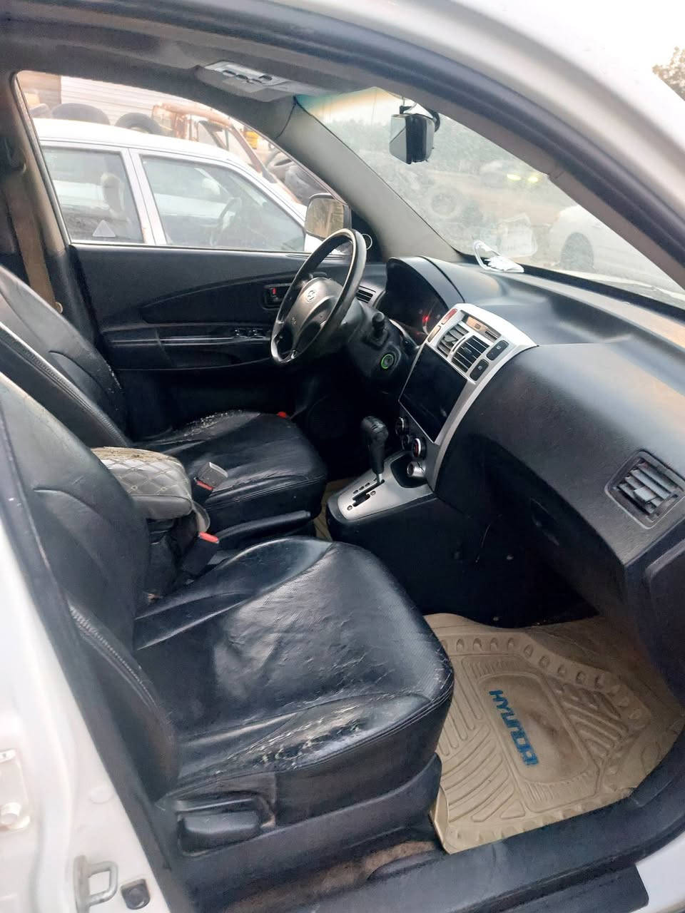 سلام عليكم
توسان موديل 2009
خليجي بيه جاملغات الاماميه صبغ 
السياره جاهزه مال جناي. مكينه كير تبريد حداديه 
تخم تاير كامره شاشه  مكينه دوش 
مداور ثاني يوم 
مكان السياره حله قرب سيطره الاثار
السعر 118 وبيه مجال  
للستفسار ***********
