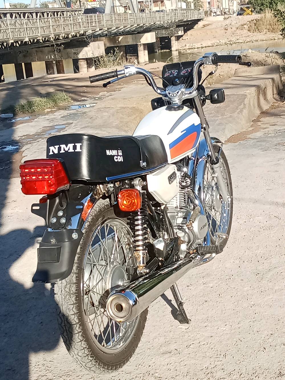 درّاجة نارية نوع NAMI بحالة ممتازة، سعة المحرك 125cc. تصميم أنيق مع الألوان المميزة والتشطيبات اللامعة. مثالية للاستخدام اليومي أو للرحلات القريبة. صيانتها بشكل دوري وسهلة القيادة.