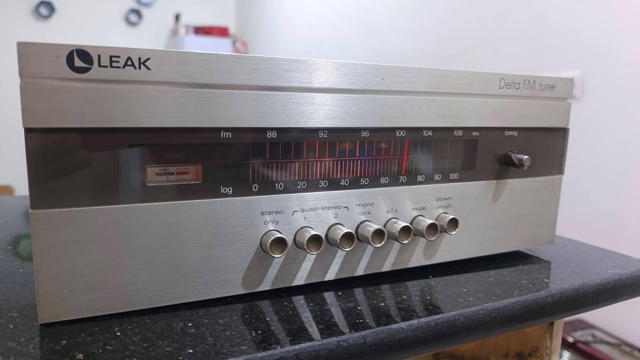 راديو Leak باله انكليزية صناعه انكليزية موديل 1972، موجتين FM، لكن ما عرفت اخرج من الجهاز لان مبي سماعات يرادله سماعات خارجيه . 
40 الف


**إذا كنت صاحب هذا الإعلان وتريد حذفه لأي سبب، رجاءا أرسل رسالة إلى الدعم الفني**