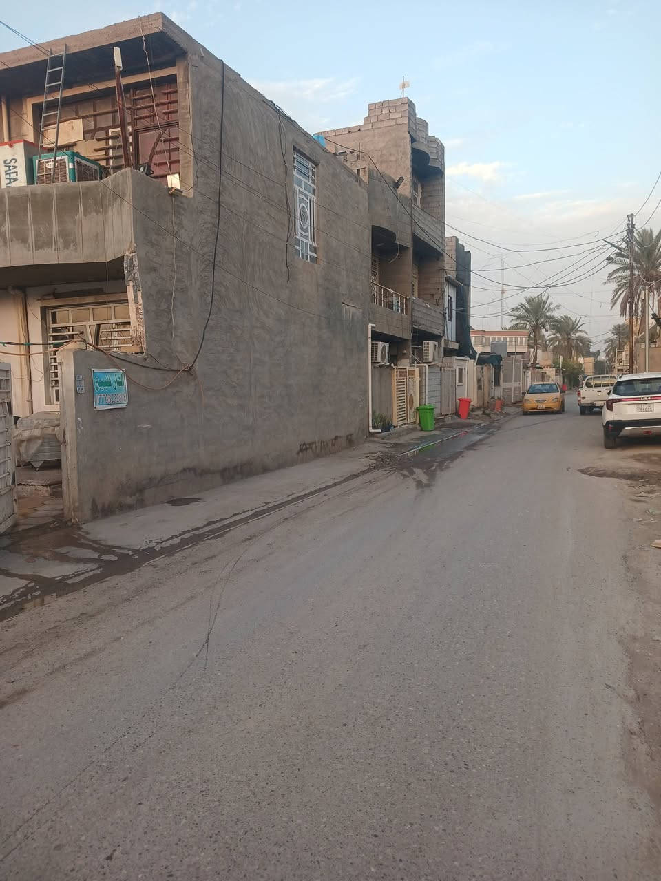 سلام عليكم بيت 100 متر ركن طابقين موقع كميرة شارع ابو كفة يرهم مشتملات ثنين لانو بي درج خارجي ودرج داخلي واقع حال 150 متر اربع غرف نوم وصالة ومطبخ وصحيات خارجية وداخلية سند ٢٥ طابو زراعي صرف ***********
