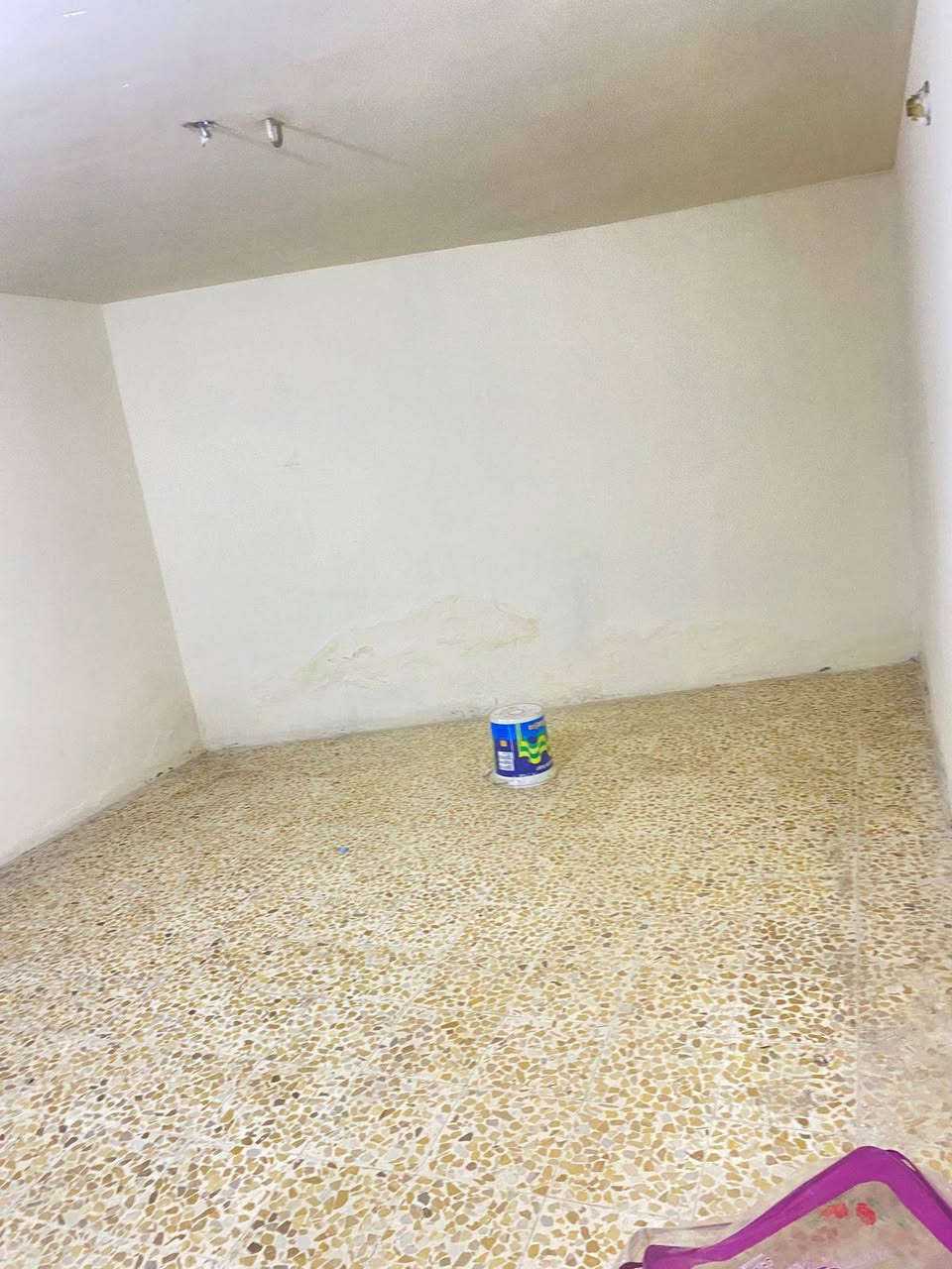 سلام عليكم مشتمل للايجار طابق ارضي بشعب بشارع عدن مساحه 100 تفاصيل كراج كبير استقبال حوالي خدمات وحده غرف نوم للاستفسار مكتب الشعب للعقاري باداره ابو ريحانه رقم الهاتف :***********
