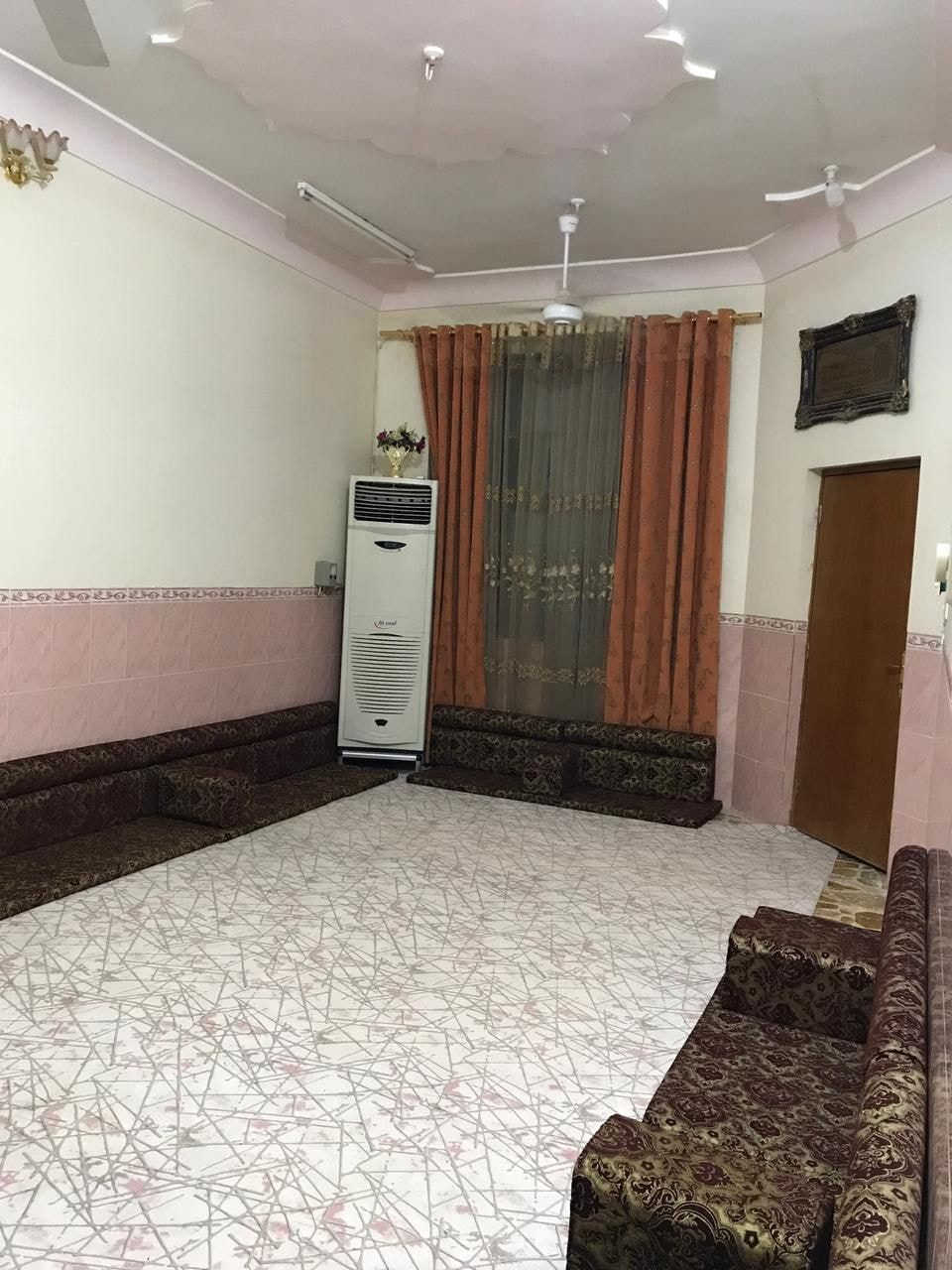 ♕ بسم الله الرحمن الرحيم اللهم صلِّ على محمد وآل محمد ♕

🏠  : منزل للبيع طابق واحد 

🌐  : الموقع حي العسكري  بجانب النجده

📐  : المساحة   240 متر 

🏗  :  البناء صب كونكريت 

💵  :  المنزل حر ما مطلوب 
ــــــــــــــــــــــــــــــــــــــــــــــــــــــــــــــــــــــــــــــــــــــــــــــــــ

                     تـــــــــــــفاصيــــــــــل اكثــــــــــــر

غرفة نوم كبير عدد 2   +  صاله  +  مطبخ  +  استقبال  +

حمامات داخليه وخارجية  + بل إضافة الى مخزن بجانب البيتونه 
ــــــــــــــــــــــــــــــــــــــــــــــــــــــــــــــــــــــــــــــــــــــــــــــــــ

📲  :  الاستفسار اكثر الاتصال على الرقم  

📞  :   ‏‪0788 251 8491‬‏   واتساب 

✨  لــن تـکون وحـيداً ابـداً مع  الــ مهيمن  للعـقار  ✨

#المعرفة_السعر_علق_بكلمة_المهيمن
