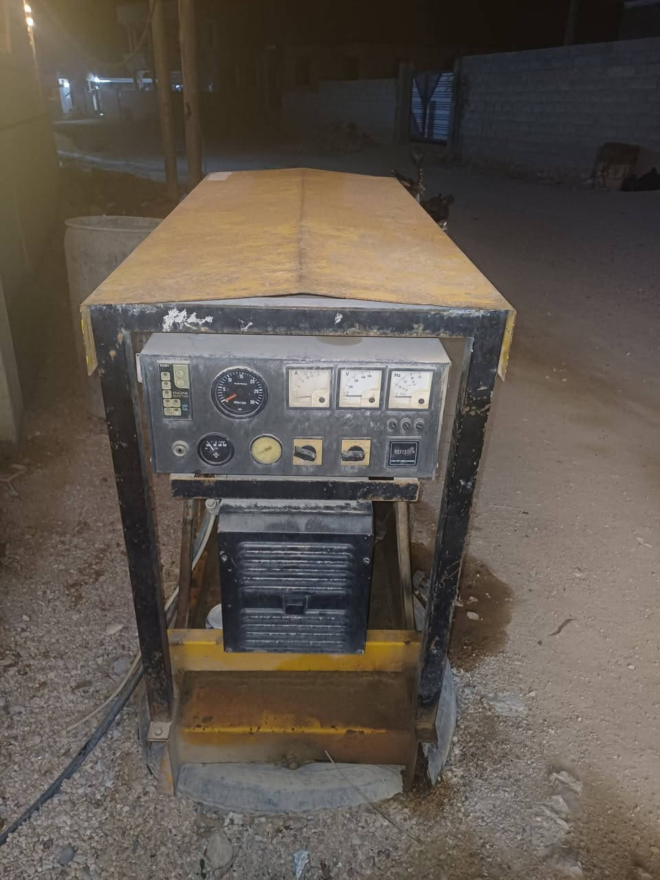 للبيع ثلاث مولدات
1 مولد بيركنز 30 kv. السعر 28 ورقة 
2 مولد محرك كيا 30 kv  حاوية السعر 18 ورقة 
3 مولد نمبر ديني  12 kv السعر 8 ورقة  
الاتصال. ***********
