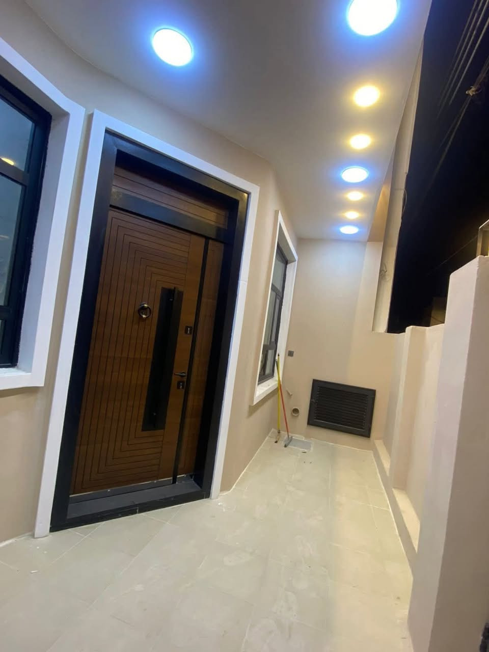 للبيع مساحة ١٠٠ متر طابقين ٣ غرف نوم السعر ١٣٧ مليون مليون وبيه مجال بسيط بدون دلالية تنازل شركة وإقرار محكمة
استقبال مطبخ صاله وصحيات ٢ العنوان بغداد الدورة البوعيثة مجمع السلطان الثاني الفرع السابع ***********
