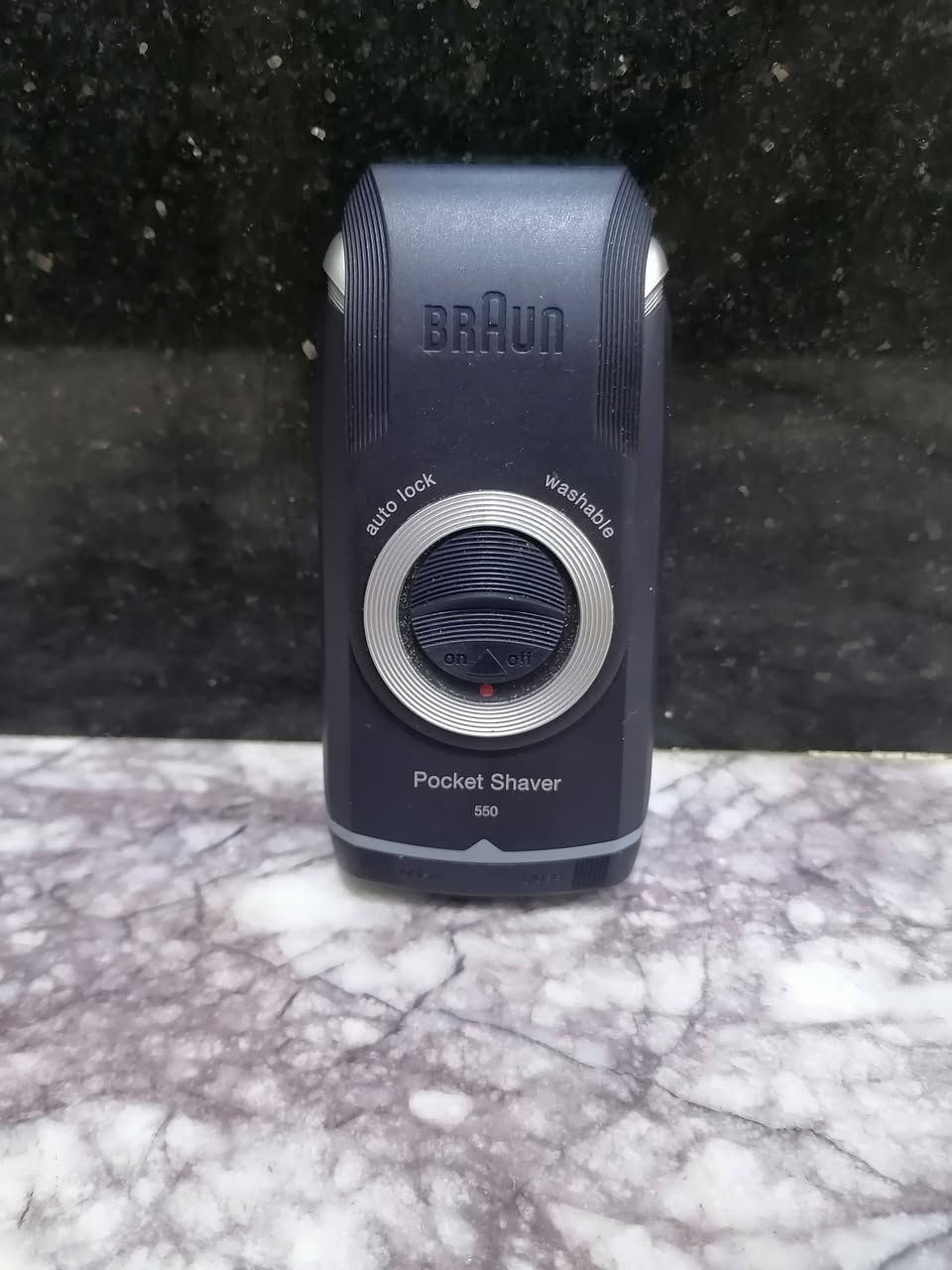 +2                  ماكينة حلاقة براون بوكيت شيف 550 (Braun Pocket Shaver 550) هي جهاز حلاقة كهربائي متنقل يتميز بتصميم صغير الحجم وقابل للغسل لسهولة التنظيف.تتميز الماكينة برقاقة عائمة عريضة تتيح حلاقة قريبة ومريحة.تحتوي على قفل أمان آلي (auto lock) لحماية الرقاقة عند عدم الاستخدام.تعمل بالبطاريات، مما يجعلها مثالية للاستخدام أثناء السفر أو التنقل.بسعر 20الف @إشارة


**إذا كنت صاحب هذا الإعلان وتريد حذفه لأي سبب، رجاءا أرسل رسالة إلى الدعم الفني**