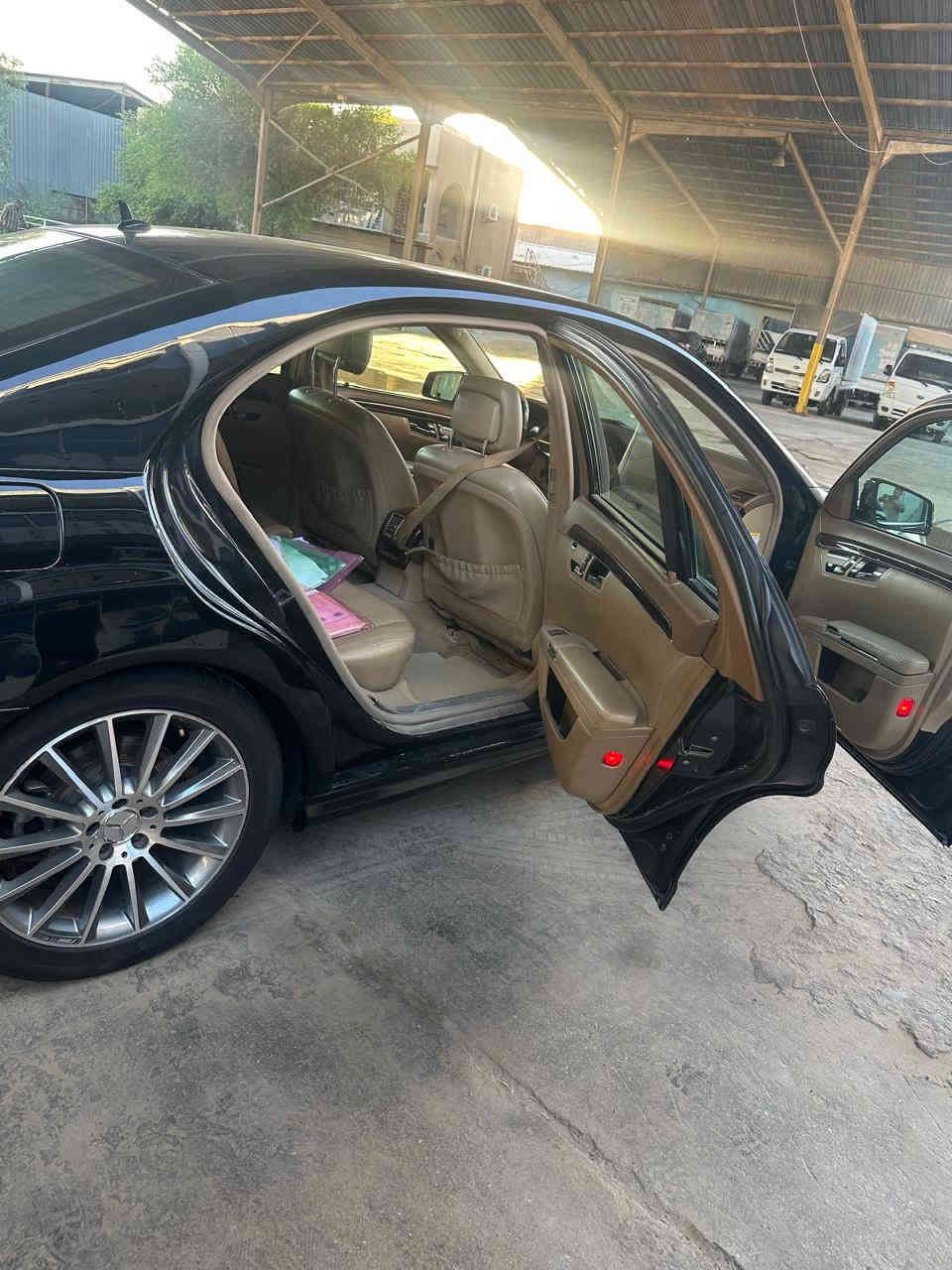 السلام عليكم  
معرض حجي جواد 
للبيع مارسيدس. S350  ٦ سلندر موديل 2011 . لون اسود خليجيه . رقم سليمانية بأسمي   فول مواصفات (.  طويله. فتحه سقف بنوراما. بصمه تشغيل وابواب  5 بردات  كهربائيه   أبواب شفط كهرباء   وباقي المواصفات مبينه بلصور. السياره كامله بدون نواقص. حداديه امامي وخلفي جديد  محرك وگير بحاله ممتازه.  ماشيه 86 جاهزه من كل النواحي. 
السعر : 210 . ورقه. 
عنوان :  بغداد. معارض الحبيبية مقابل ملعب الحبيبية الدولي 
ملاحظه ( السياره بيهه صبغ.  الباب الخلفي  و الجاملغ الخلفي الصفحه اليمنه )
للاستفسار  اكثر الاتصال على الأرقام التالية 

‭0771 177 9511‬
‭0770 296 4916
