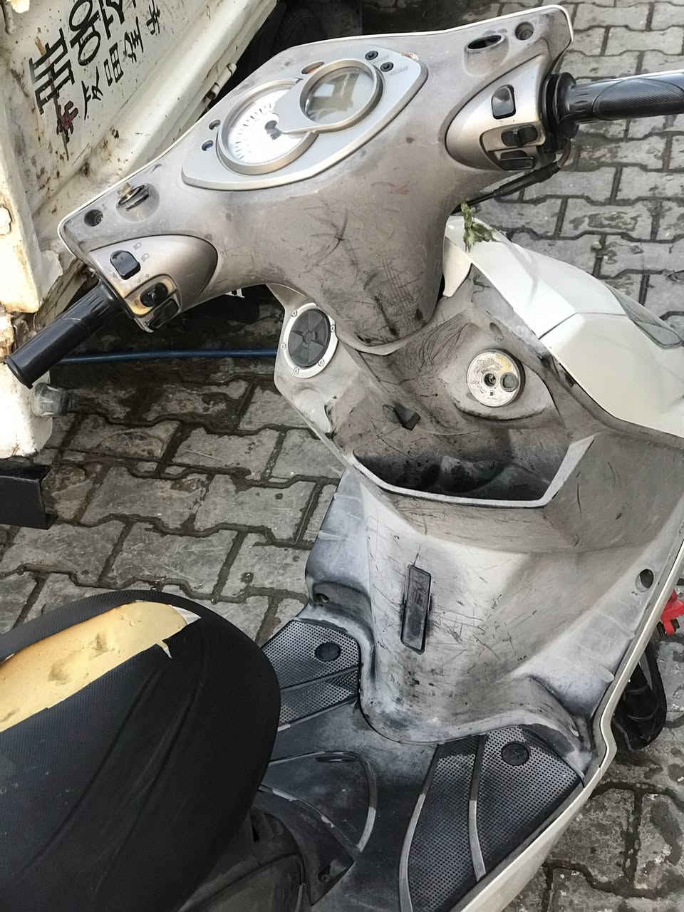 سلام عليكم دراجه سكنس فحل دراجه الله شاهد جديدة معنةالكلمه ماناقصه اي شي دراجه بشهر 10نزلتة على ايدي مكينه وكهربائيات مكفولات دراجه ختم واحد السعر مليون 50مكان ساحه عدن الاتصال ***********
