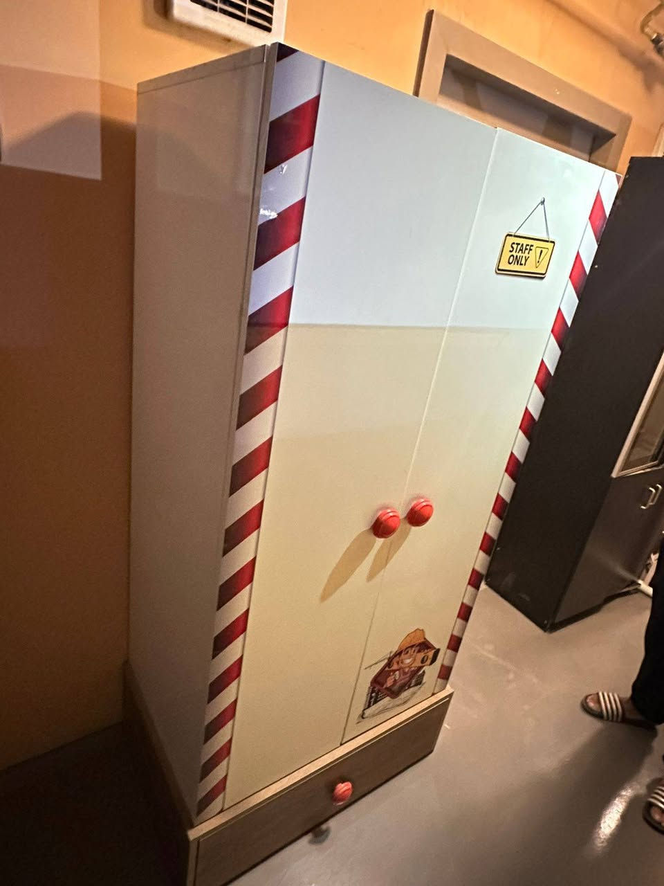 مرحبا .
كنتور بابين نظيف جداً 
جربايه طابقين من ايكيا 
وميز مكتبي عدد 3
الاستفسار ***********
