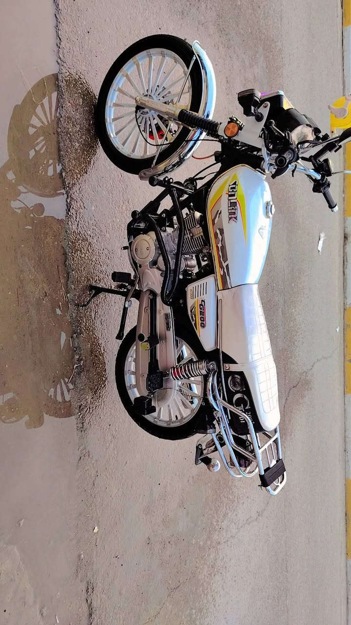 السلام عليكم دراجه سفانه جديده كلش موديل 2025 بيع او مراوس سيبي فور  تشغيل عن بعد وياه سويج عدد 2 وبصمه عدد 2 أوراق موجوده   محرك 200cc كير 5 نمر عليه تزويد درع وترتيب وتعال وشوفه بعينك  سعر1150 وبيه مجال حك الجيه المكان الصويره الاستفسار رقم ***********
