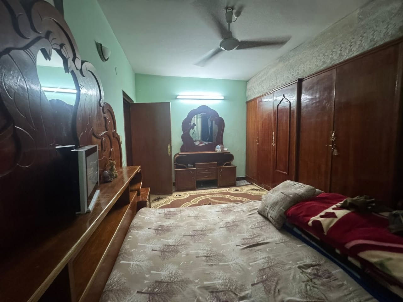 السلام عليكم للبيع شقة طابق ارضي في عمارات ابو رمانه خلف الطاقه المساحه٩٥متر خدمات فول تحتوي على غرف عدد ٢صاله وصحيات  السعه٤٧بيها مجال
للتواصل***********

