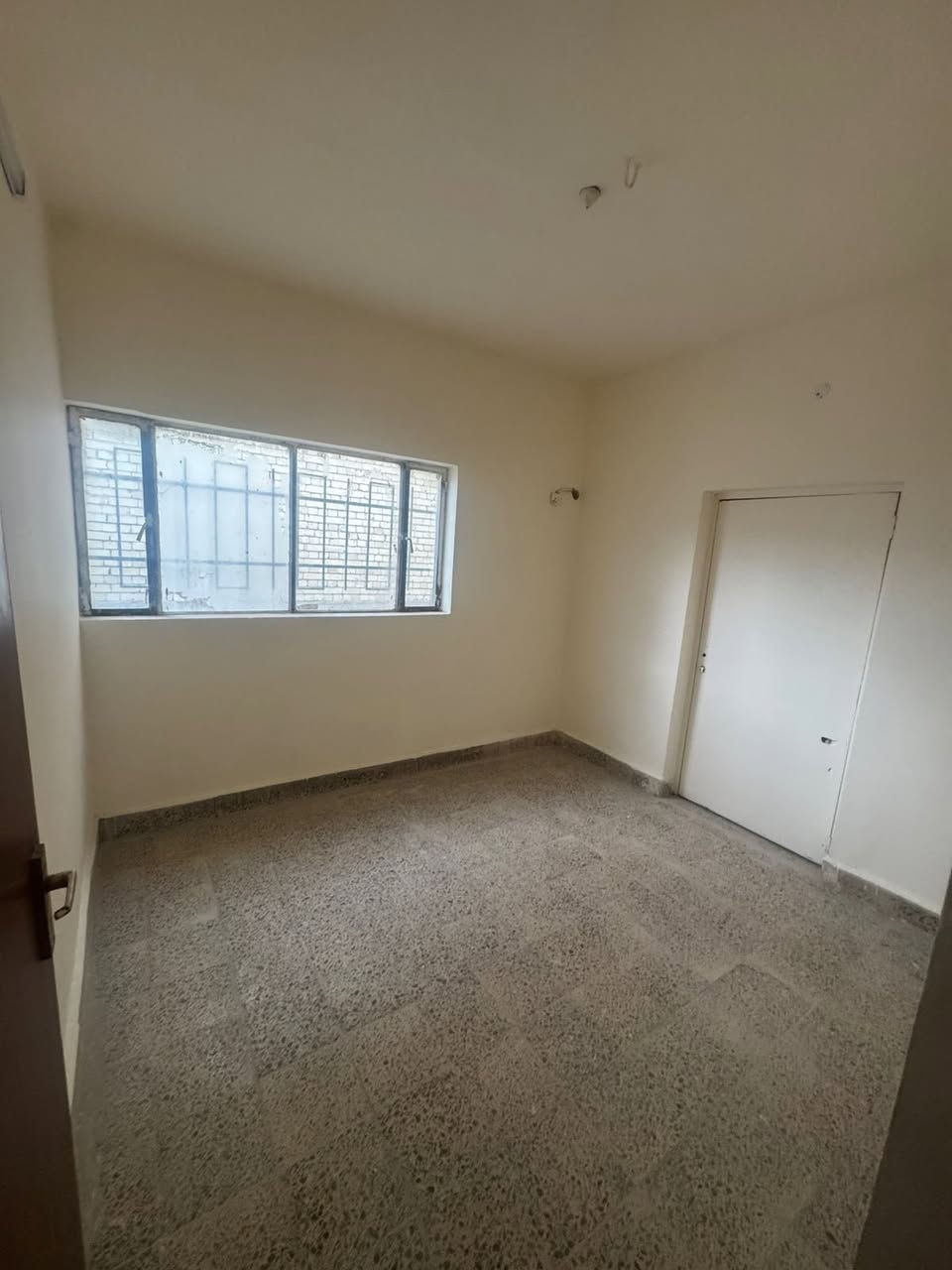 200 متر ركن 3 مداخل وكراج عدد 2 وحديقه وخدمات زيرو عدد 3 وغرف نوم عدد 5 البيت جدا نضيف ايجاره مليون وربع وقابل للتفاوض موقع مربع شاكر عبود للاستفسار اكثر ***********
