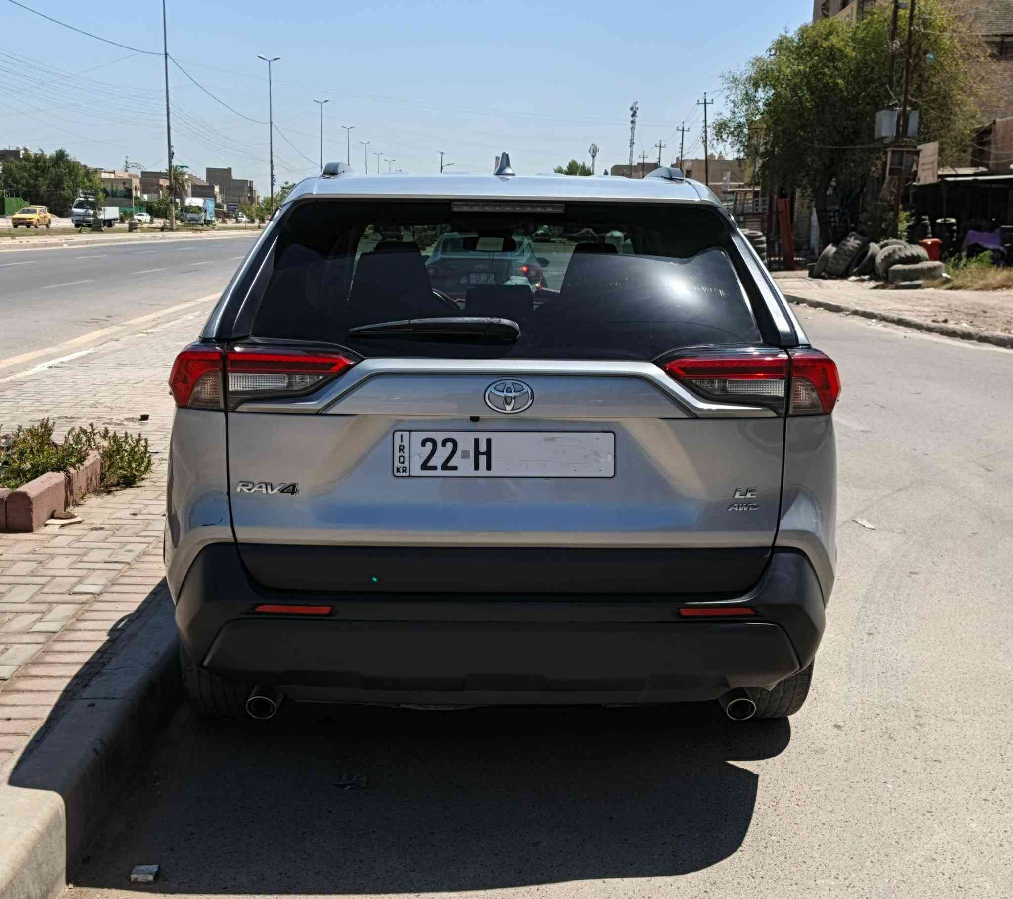 السلام عليكم
TOYOTA RAV4 LE 2022 للبيع
وارد امريكي حادث جانبي خفيف متعدل عالبارد بدون تبديل مكان الحادث متحدد بدائرة حمرة
سيارة فول اقتصادية تمشي عالبانزين العادي مثل الورد لا دوانز ولا صوت

المواصفات
محرك 4 سلندر سعة 2.5 لتر ( 2500) 
قوة 203 حصان
دفع رباعي
صرفية تقريبًا 30 MPG (اقتصادية) تشتغل عالبانزين العادي بسلاسة بدون دوانز وبدون صوت
 تحديد مسار
مثبت سرعة
رادار امامي مانع تصادم
رادارات جانبية وتحديد نقكة العمياء
مانع انزلاق
تحكم ستيرن
شاشة 7 إنج
Apple CarPlay + Android Auto
بلوتوث
6 سماعات
مقاعد قماش
تبريد ثلج

ماشية 69 الف (كيلو) قابلة للزيادة
السعر 210 $ بيها مجال بسيط
مكاني بغداد حي الجهاد
المهتم يراسلني خاص على تفاصيل اكثر


**إذا كنت صاحب هذا الإعلان وتريد حذفه لأي سبب، رجاءا أرسل رسالة إلى الدعم الفني**