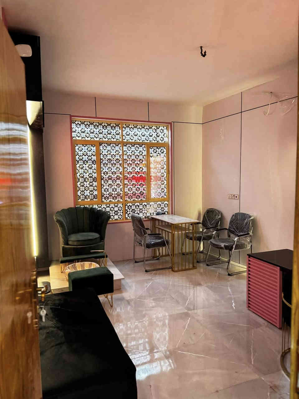 اغراض صالون مستخدمة قليل للبيع --

مغسلة شعر 
عدد2- كراسي ميكب 
عدد 2 مرايا 
عدد2 ميز + رفوف 

عدد 2 عربانة 
ميز مخصص للاكرلك مع 2 كراسي

فاترينة مخصصة لاصباغ الشعر 2*1.5 
بديكير مع مغسلة الخاصة بيه من مرمر + كرسي و تجوة 

الصور والفيديو موضح امامكم 
العنوان : كربلاء 

كل الاجهزة جديدة استخدام بسيط 

للاستفسار اكثر واتساب : ***********
