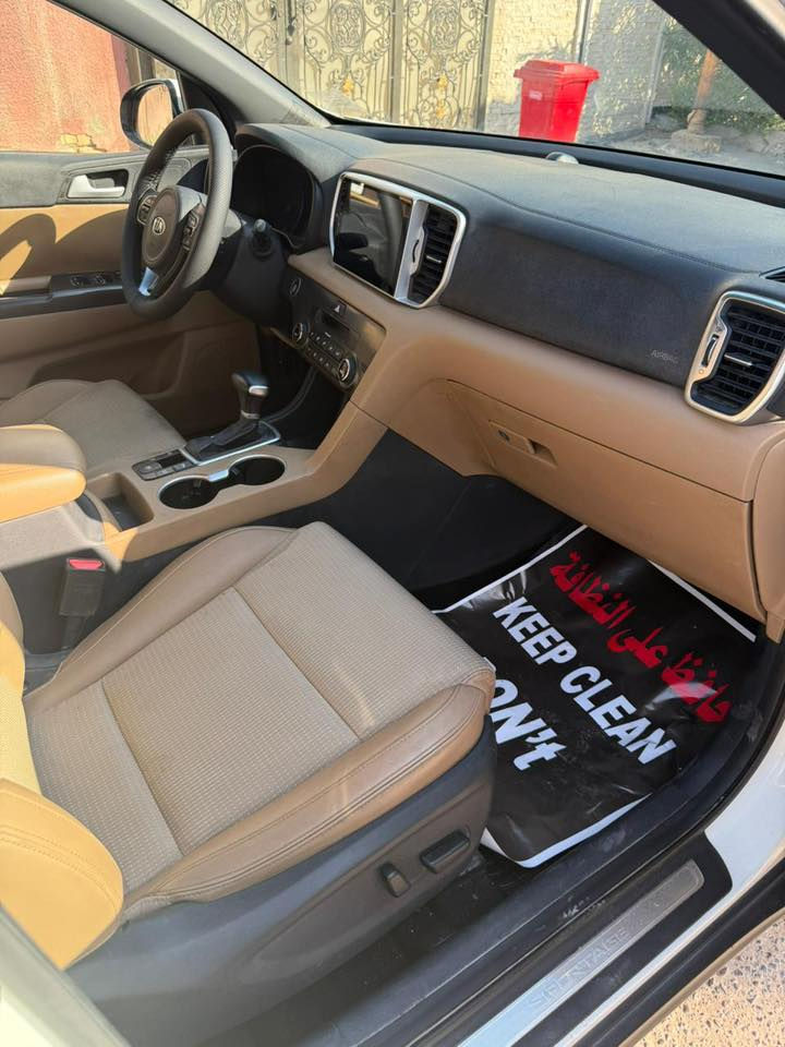 سلام عليكم كيا سبورتج خليجي مكفول من الصبغ فول مواصفات عده البنوراما ماشيه ١١٥ بيها بارد بالباب الي وره السايق وبالباب الخلفي شي كلش بسيط رقمها جديد بأسمي مكاني بغداد السعر ١٧٨ وبيها مجالي بسيط  رقمي ***********
