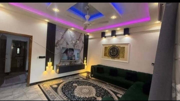 دار للبيع في  زيونة محلة٧١٠ مساحة ٦٥ الواجهة ٥ يتكون من 3 طوابق استقبال 5*5 ومطبخ 5*5 عدد الغرف 3 حمامات 3 والاستفسار التواصل مع صاحب الدار مباشر *********** بغداد, العراق
