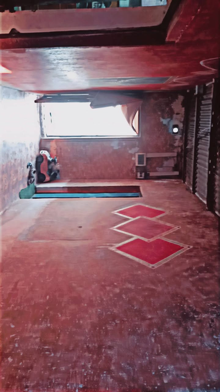 السلام عليكم البيع البيت ديوانيه غرفتين وصاله حمامات دخليه خارجي + قطعه السعر ٢٠مليون رقم***********عنوان معارض زبير مقبيل صحفيان
