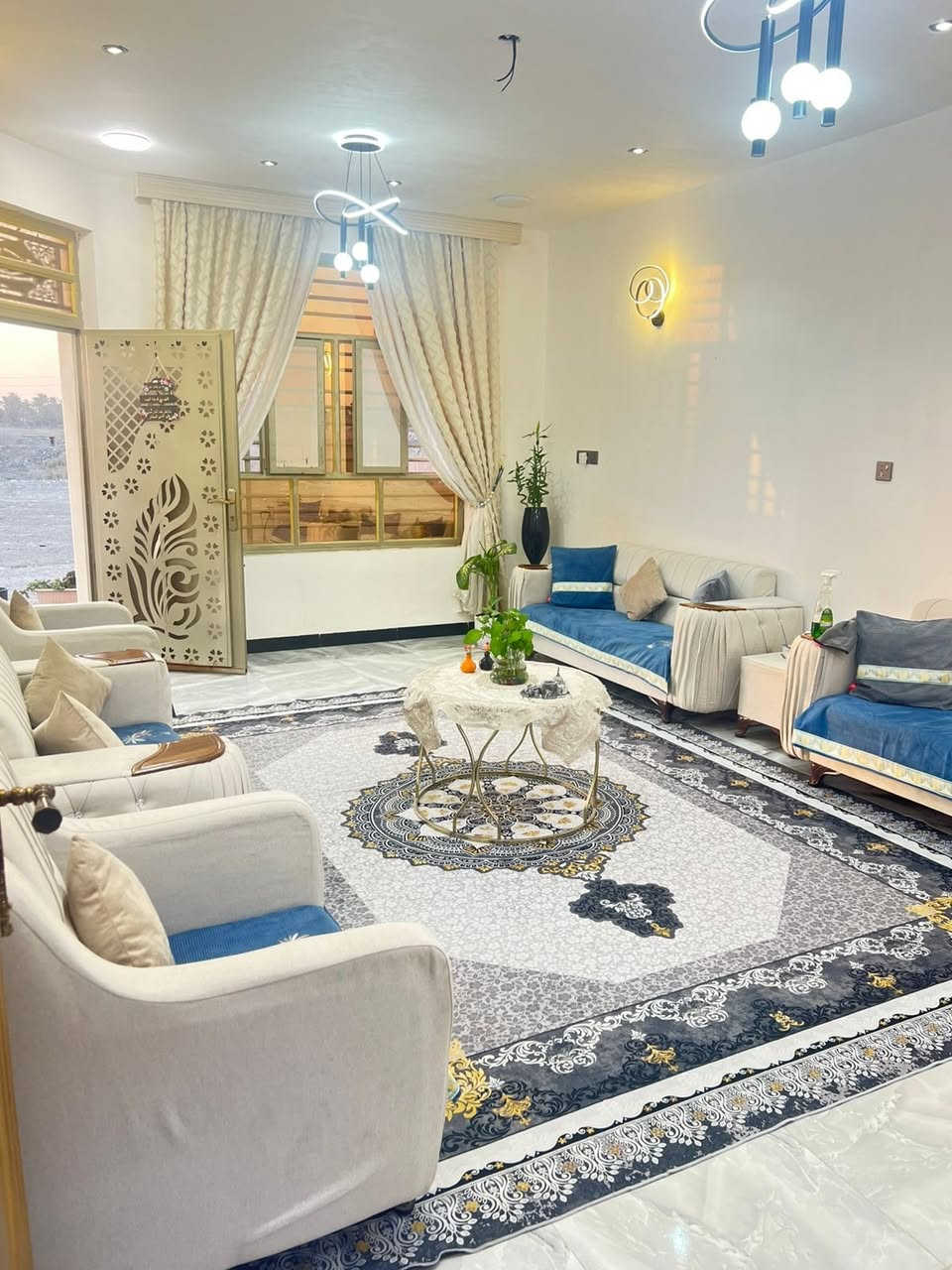 سلام عليكم بيت للبيع مساحت بناء 180 متر مساحه لكليه 400 متر يحتوي طابقين 3 غرف نوم مطبخ صاله بيت حديث لبناء لمكان تاجي مشاهده وتفاصيل لباقيه ع هاذه رقم *********** .... ***********
