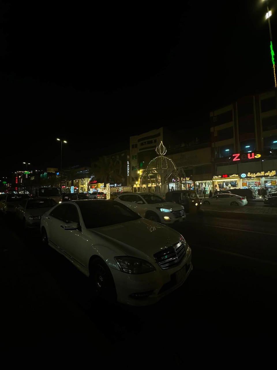 مرسيدس S350 موديل 2008 محدث 2013
لأصحاب الذوق الرفيع والتميز، معشوقة الجماهير اليخت الألماني بحالة ممتازة وجاهزة للاستخدام الفوري.

المواصفات والخصائص:

الفئة: S-Class (W221)

الموديل: 2008 محدثة 2013

محرك جديد بعده بالضمان وارد ياباني : 
كير جديد وارد ياباني بعده بالضمان

 ( سلندر 6، عزم قوي واقتصادي بالوقود 

كير وارد ياباني جديد 
تخم لايت جديد 
تخم حجر بيئة
حداديه جديده 

رقم بغداد بٱسمي سنوي 2029 

الحجم: لارج (Large) - قاعدة عجلات طويلة (باب طويل) لراحة قصوى للمقاعد الخلفية.

اللون الداخلي: جلد (بيج) بحالة جيدة جدا

الإضافات والمميزات:

نظام الستائر: مجهزة بـ 5 بردات (ستارة خلفية كهربائية + 4 ستائر جانبية للأبواب الخلفية والمثلثات) لخصوصية وعزل تام.

فتحة سقف بانوراما 

حساسات أمامية وخلفية (Parktronic).

مقاعد كهربائية مع ميزة الذاكرة (Memory Seats).

نظام ملاحة وشاشة عرض تحكم كاملة.

تكييف مركزي منفصل (ثلاجة)

ويل  19 تو سايز

حالة السيارة: جيده جدا

السيارة مسرفسة بالكامل وجاهزة، لا تحتاج لأي مصاريف أساسية.

محرك، گير، وشاصي على كفاله عامه .

بيها كلير جاملغ خلفي 

شاشة وسائط + كاميرا خلفية

- مري شفط / اشارة بالمري

- ماوس تحكم + تحكمات ستيرن

- حساسات اصطفاف امامي / خلفي

- سيدي جينجر 6 اقراص

- سستم صوت HarmanKardon

- ستيرن كهرباء و تدفئة

- تبريد منفصل + قطعتين مع تحكم خلفي

- لايتات داينمك اوتو Dynamic 

- تچاوي كهرباء امامي خلفي

السيارة كل شي بيها بلادي و كل اوبشناتها شغاله

السعر ١٧٥ 

للاستفسار ***********
