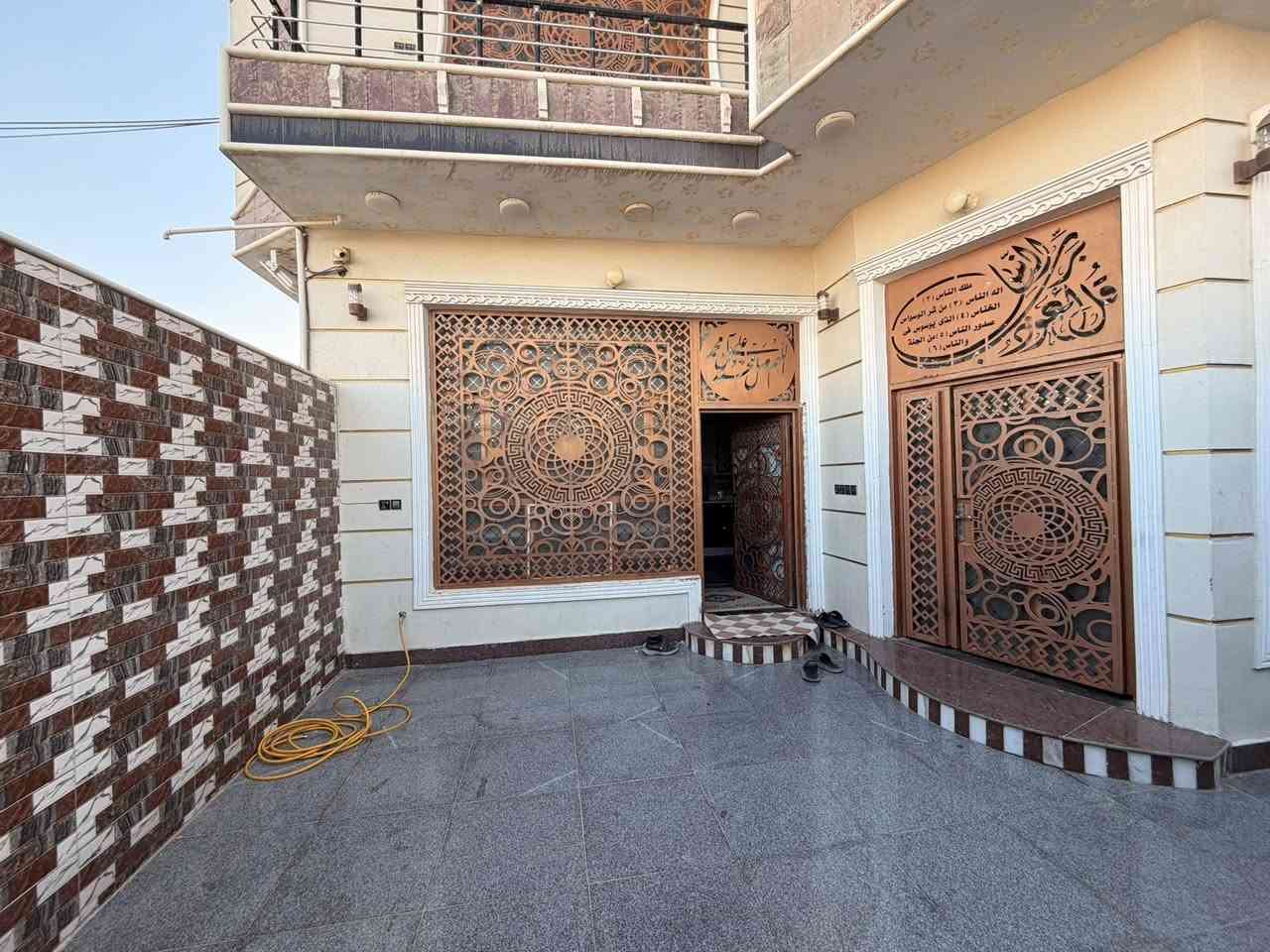 🛑 دار سكني  للبيع 
المنطقة :  حي الحضارة قرب مدرسه العبير🚩

المساحه :  220  ✅ مقابيل ساحة ركن 
        كونكريت مسلح                               
التفاصيل :  طابقين 
البيت : الطابق الاول ❌
غرفتين نضام سويت  ومطبخ  وصالة واستقبال وصحيات داخلية وخارجية وكراج وحديقة 
وطابق ثاني❌ أربع غرف نوم وحده نضام سويت ومجمع صحيات وصاله كبيره

للاستفسار 
     مراجعة مكتب رسول الوزني للعقار  
الديوانية . حي الصدر الاول.شارع اسواق طيبة
 للمعلومات ولمزيد من التفاصيل ⬇️
       مراسلة الصفحة  
      او الاتصال 

***********
